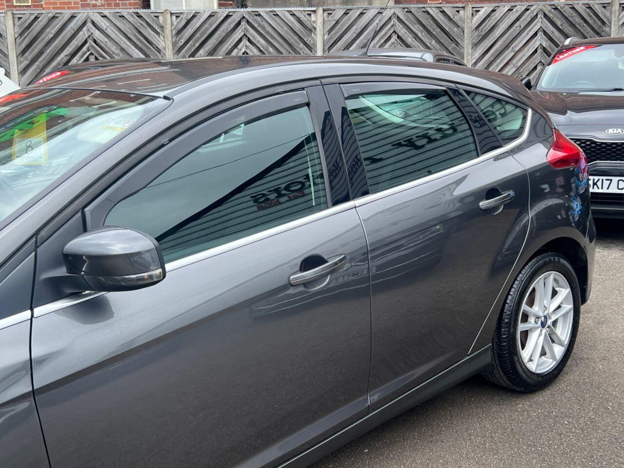 Ford Focus - Image 12