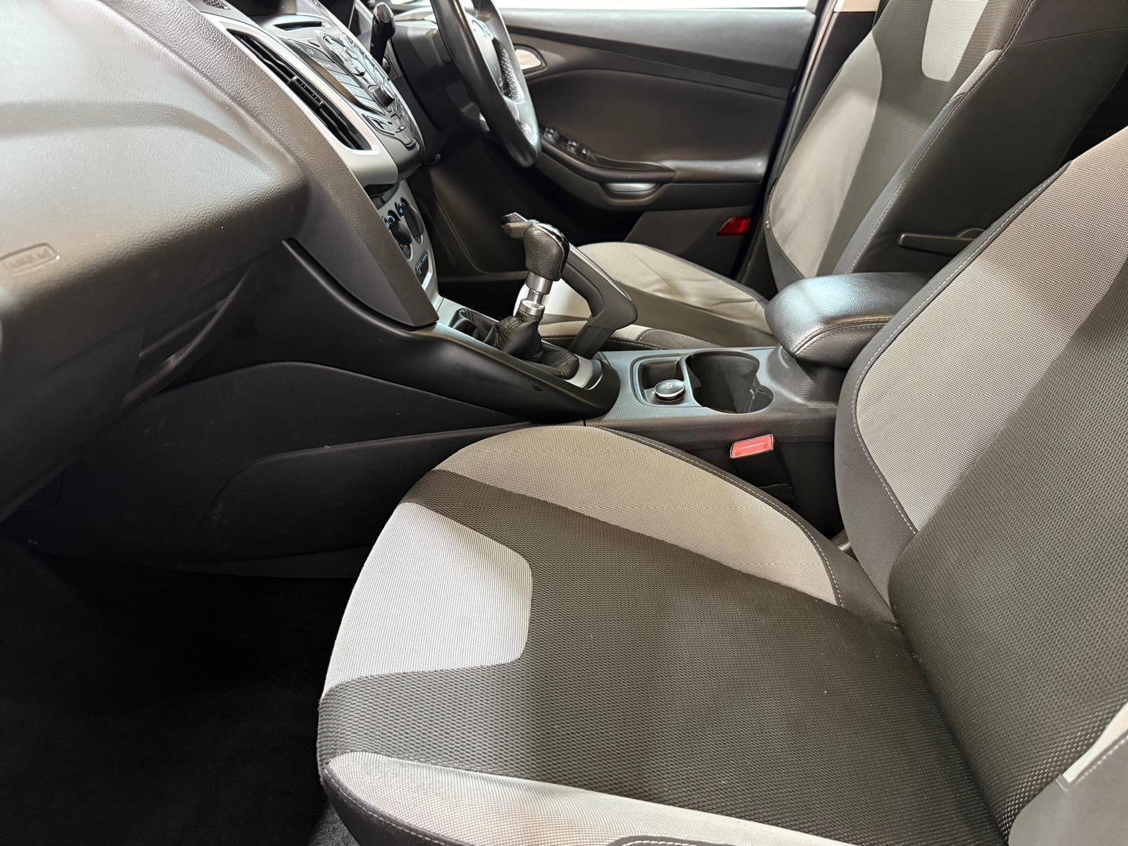 Ford Focus - Image 35