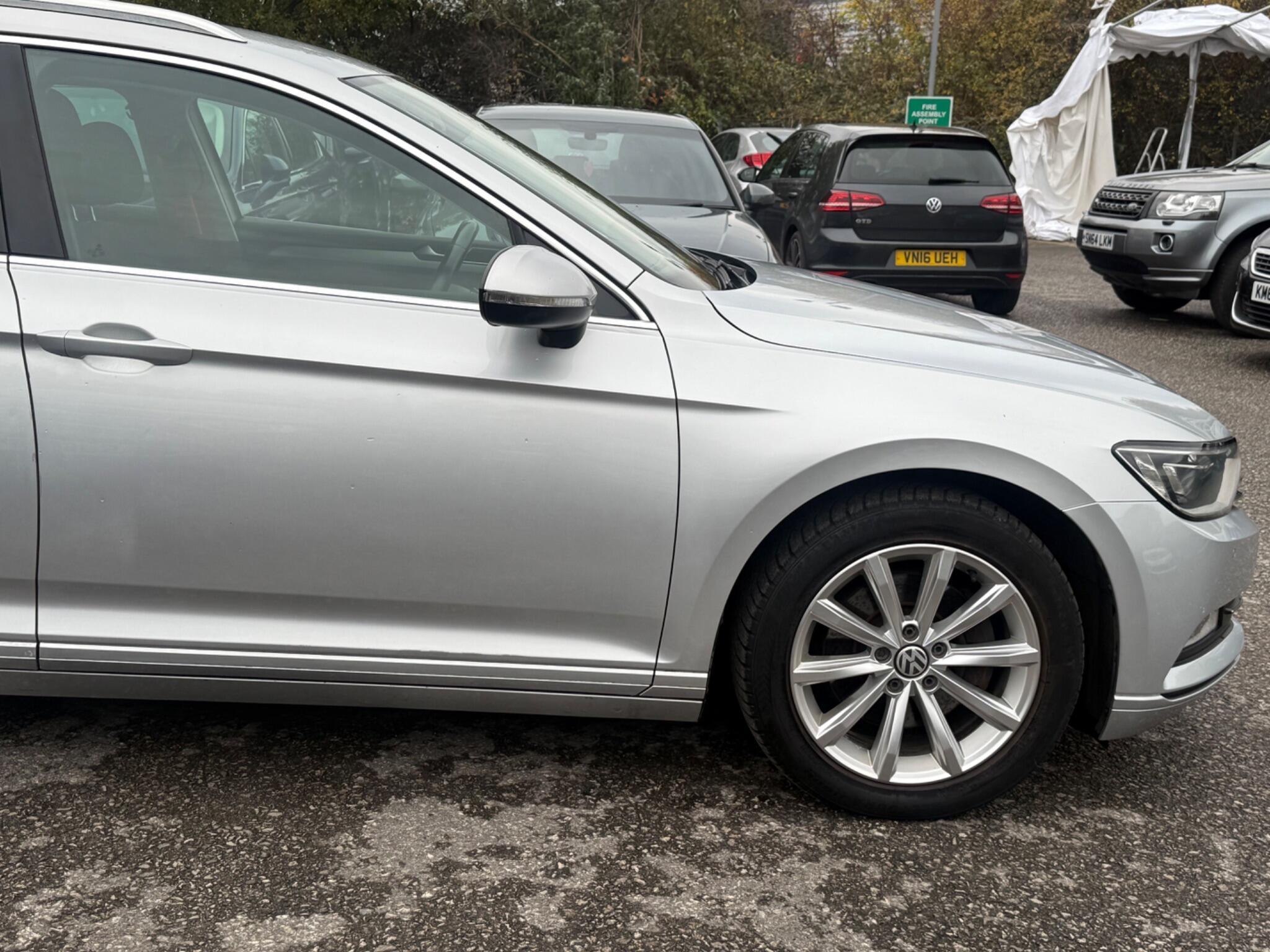Volkswagen Passat - Image 14