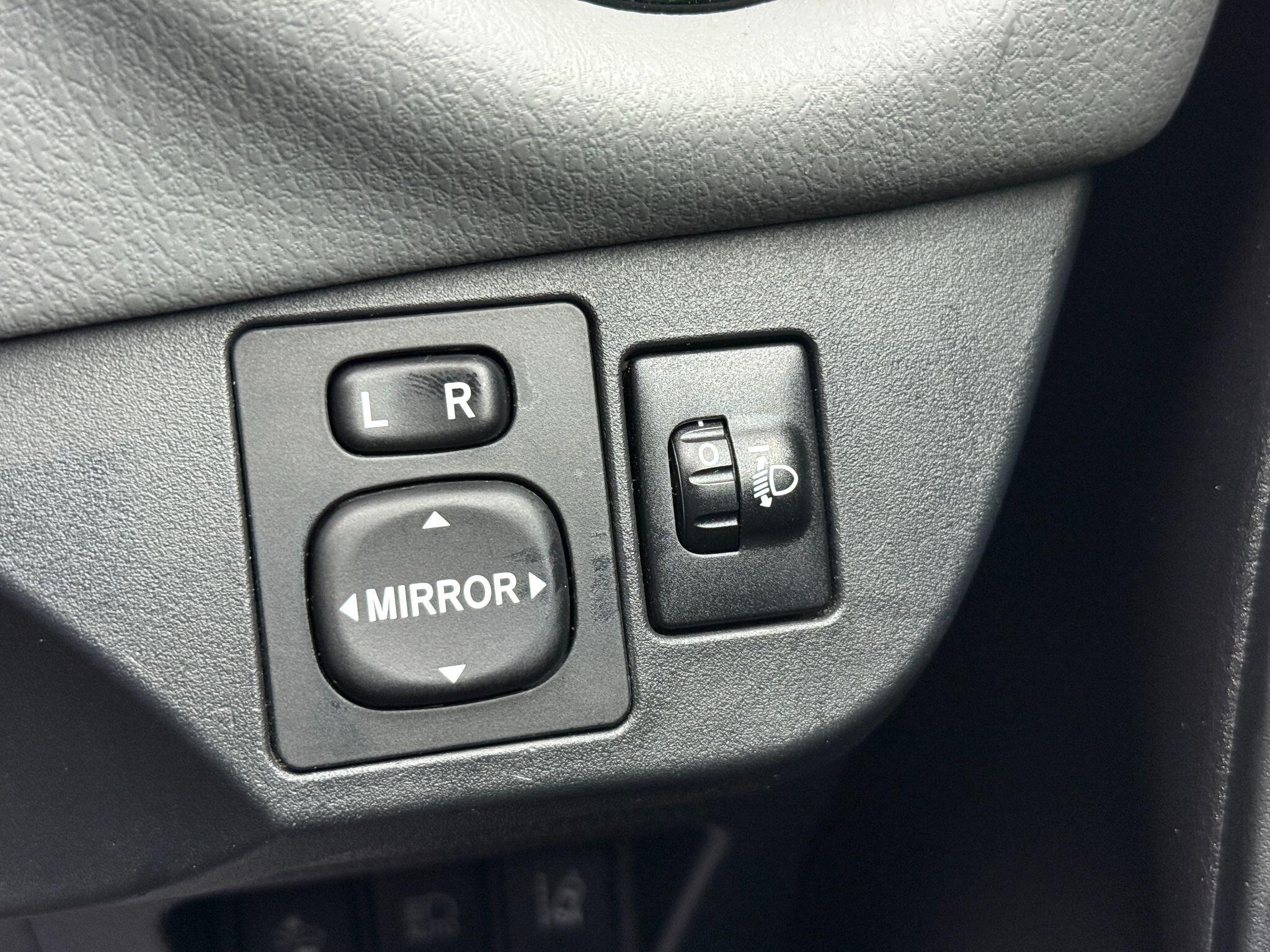 Toyota Yaris - Image 54