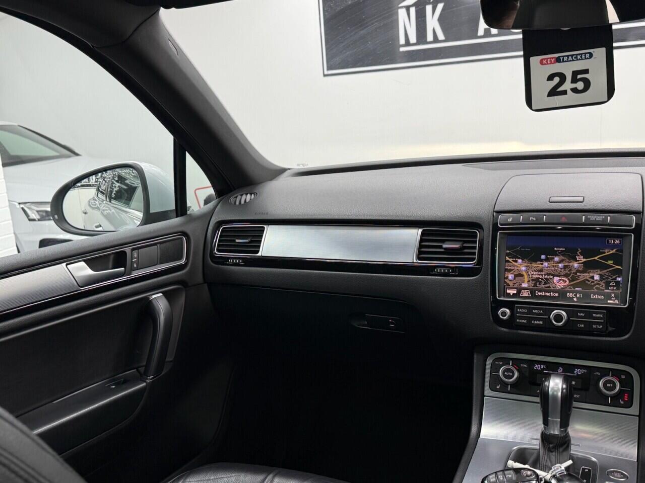 Volkswagen Touareg - Image 35