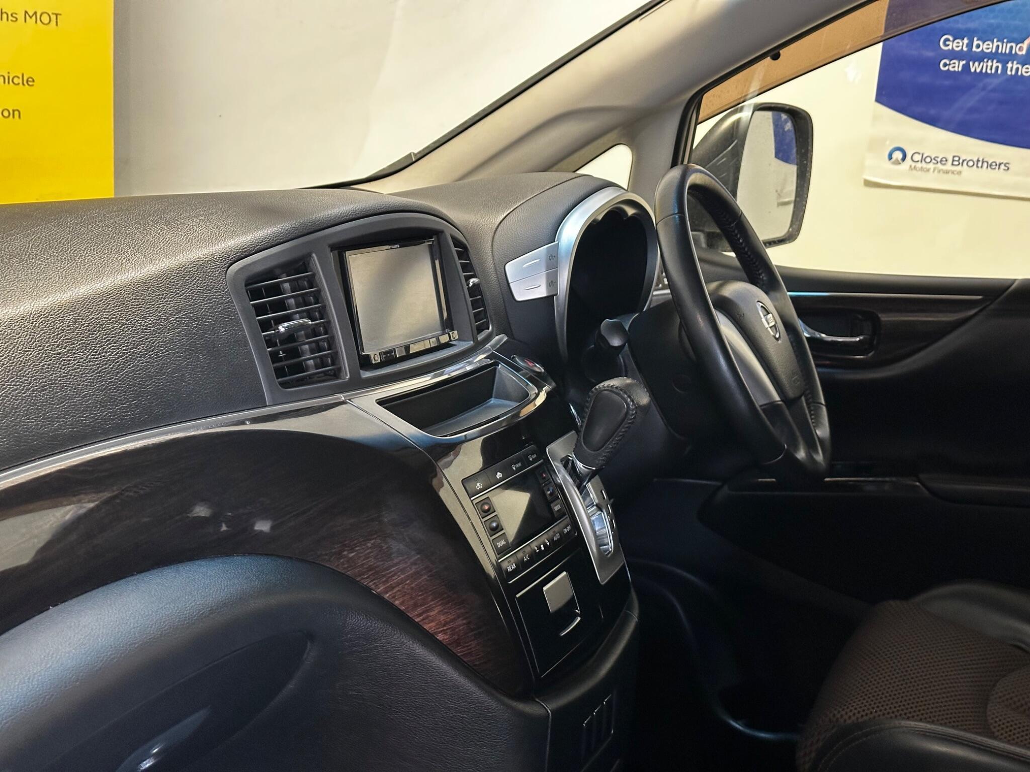 Nissan Elgrand - Image 26