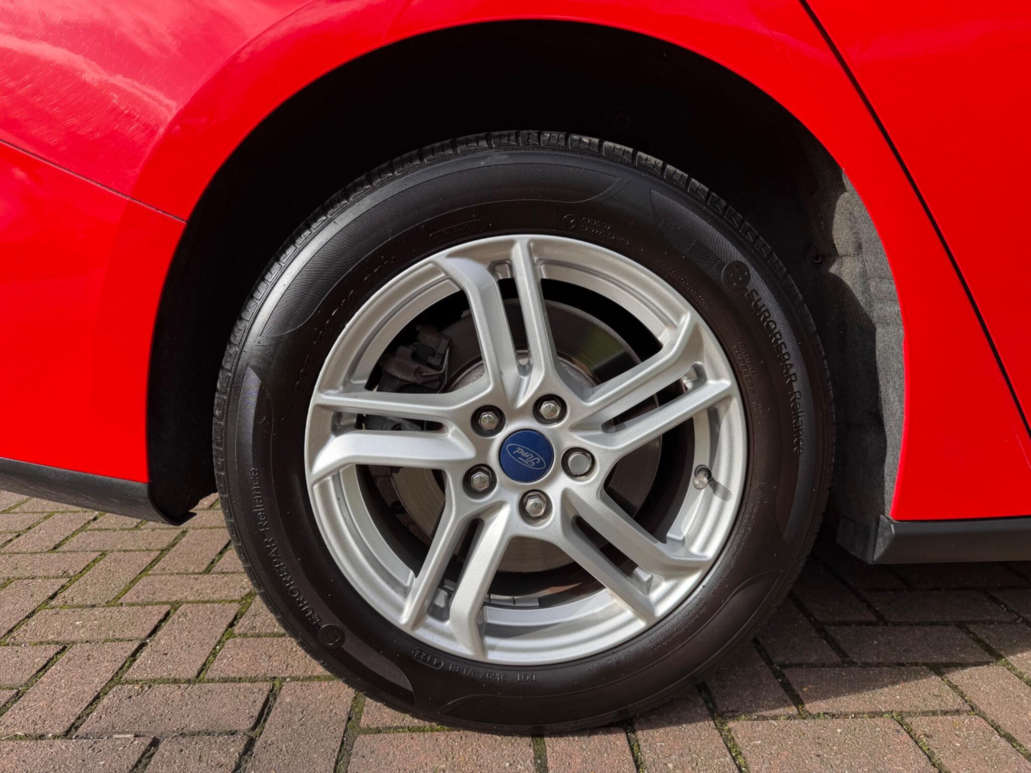 Ford Focus - Image 30