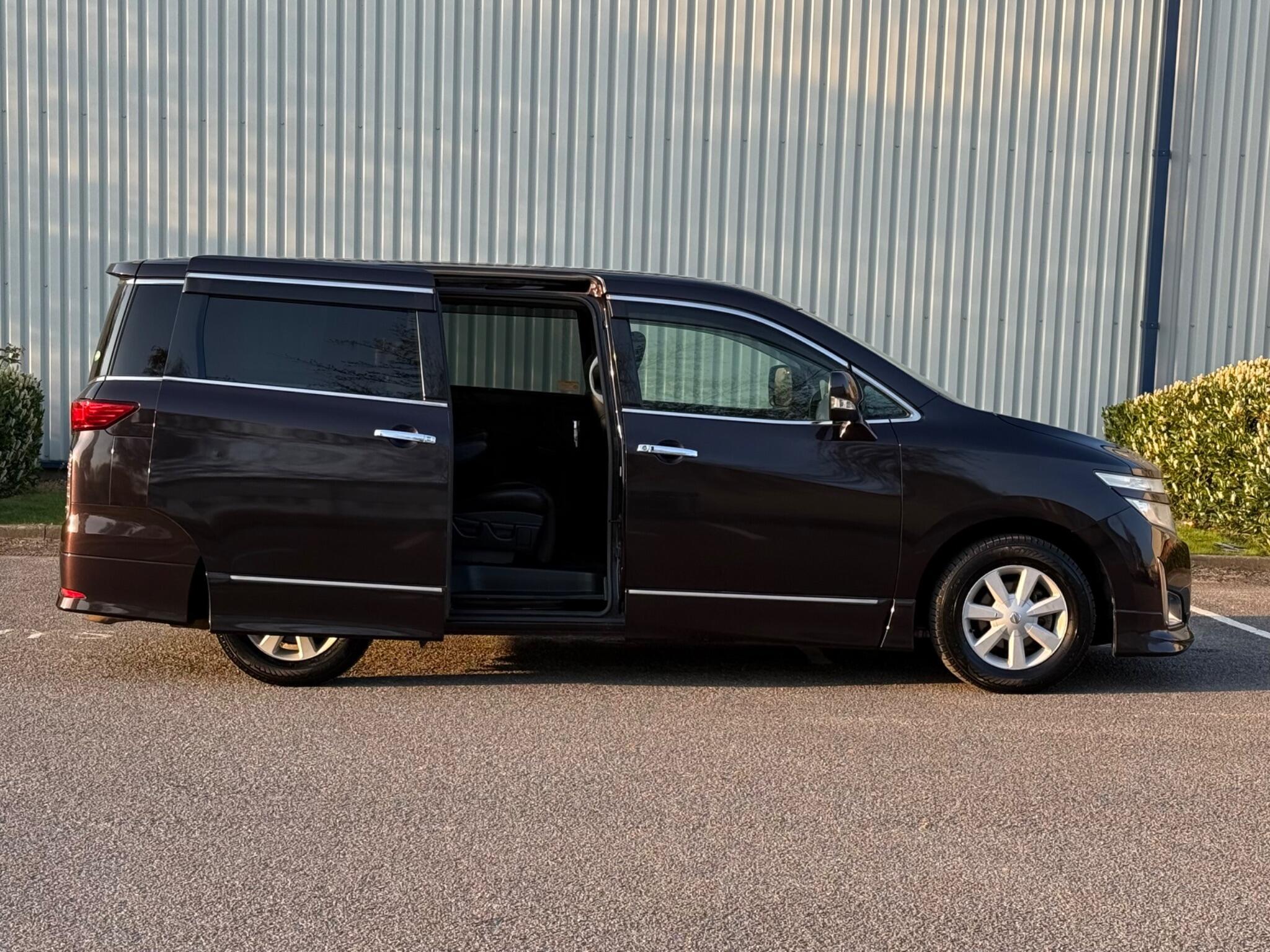 Nissan Elgrand - Image 10