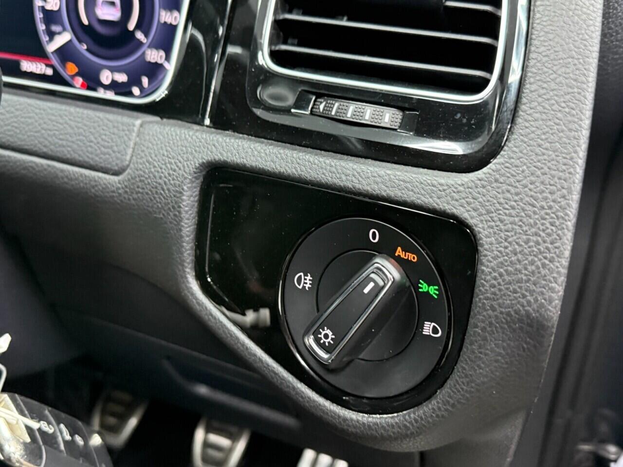 Volkswagen Golf - Image 18