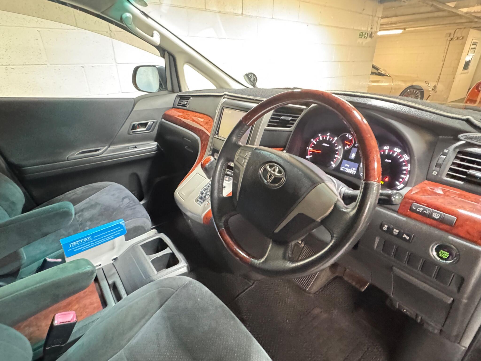 Toyota Vellfire - Image 9