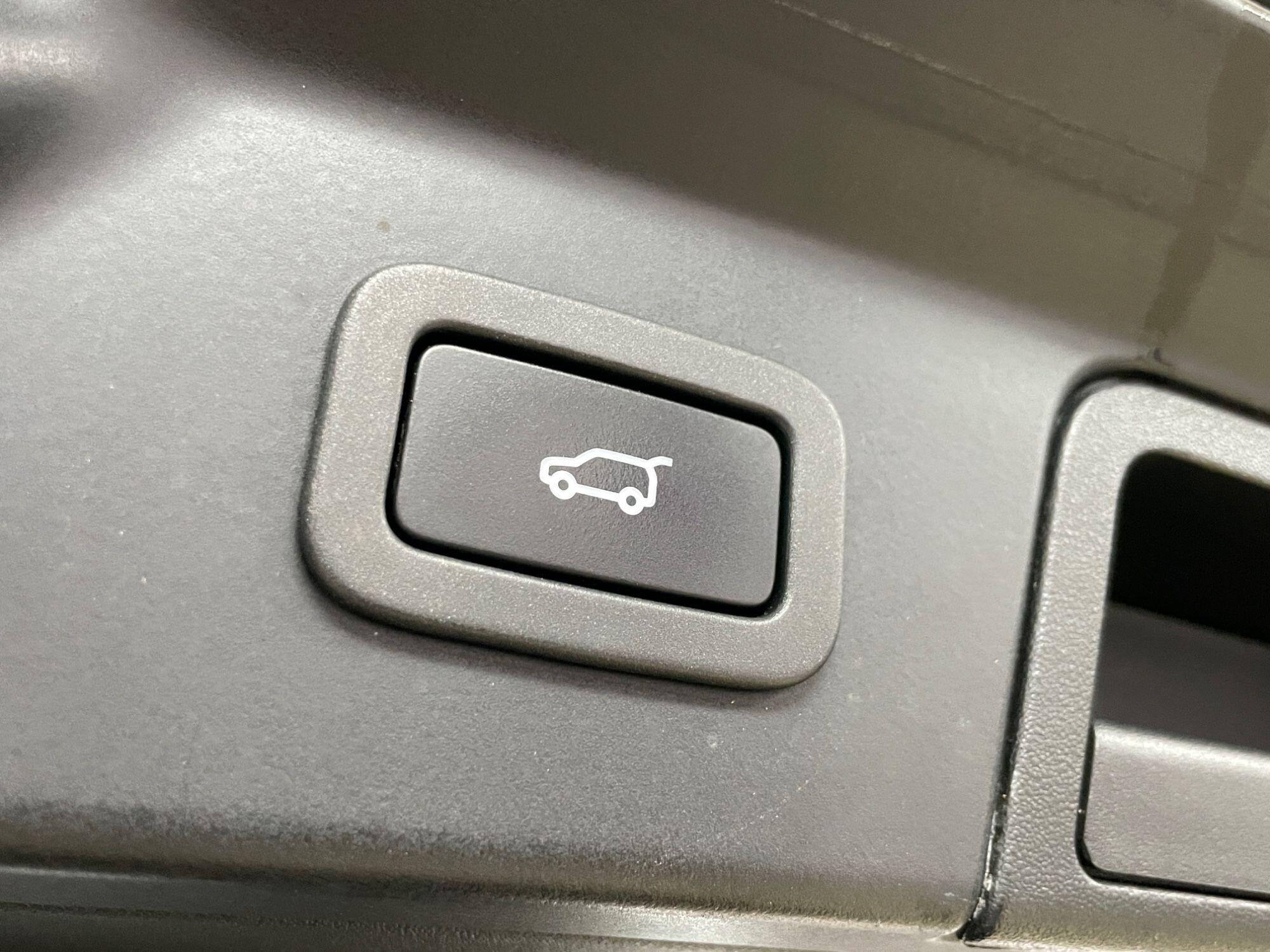 Land Rover Range Rover Velar - Image 18