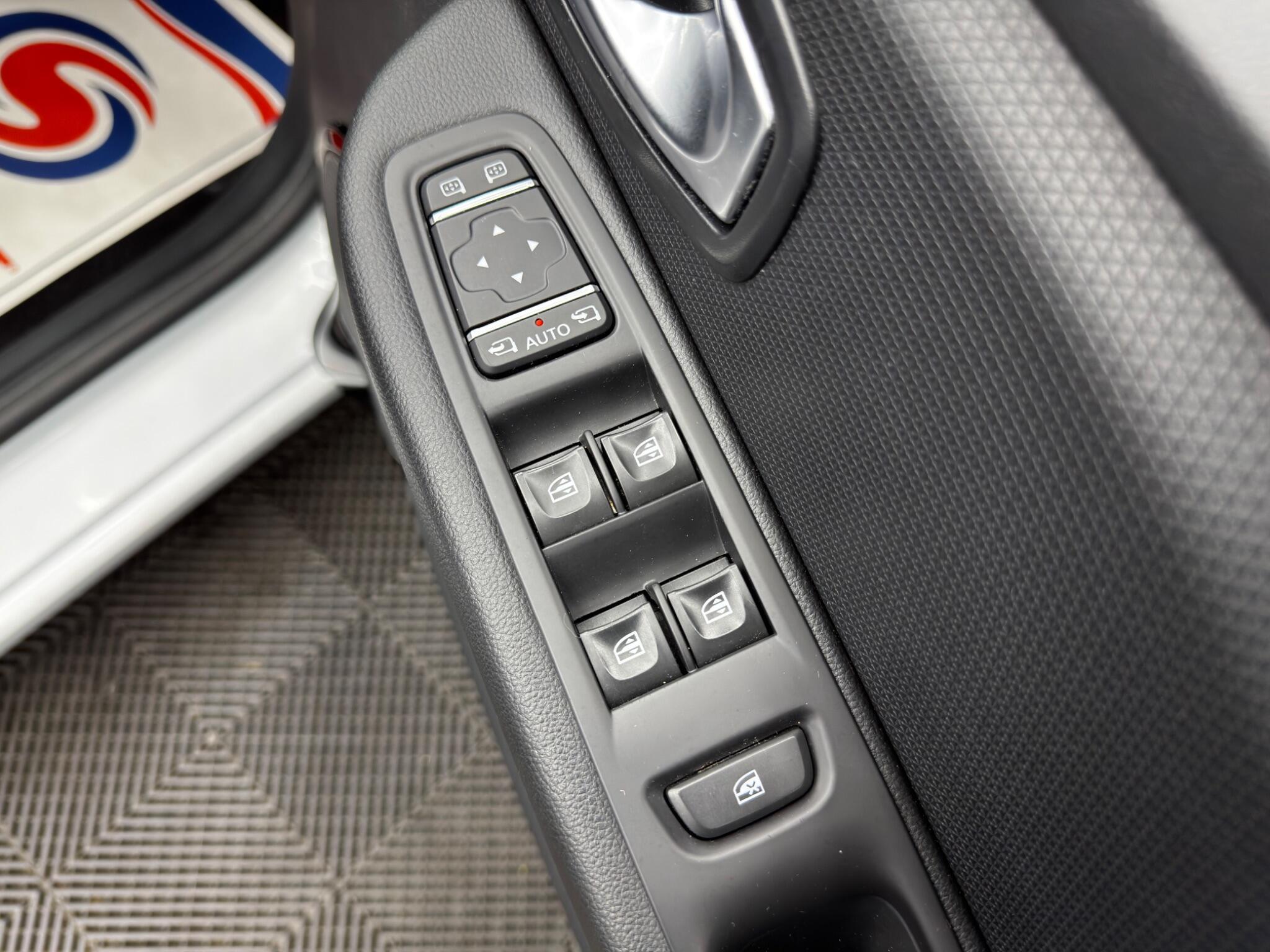 Renault Clio - Image 36
