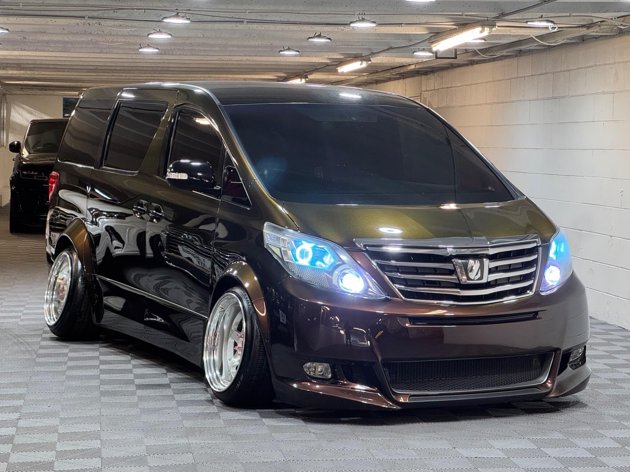 Toyota Alphard - Image 8