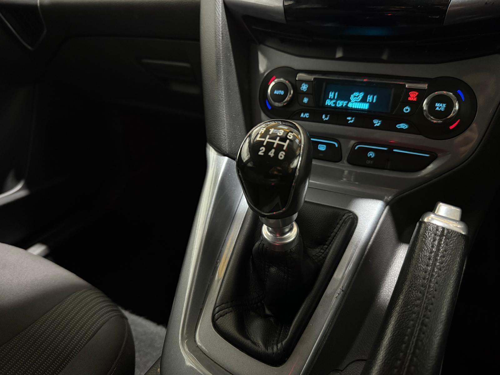 Ford Focus - Image 25