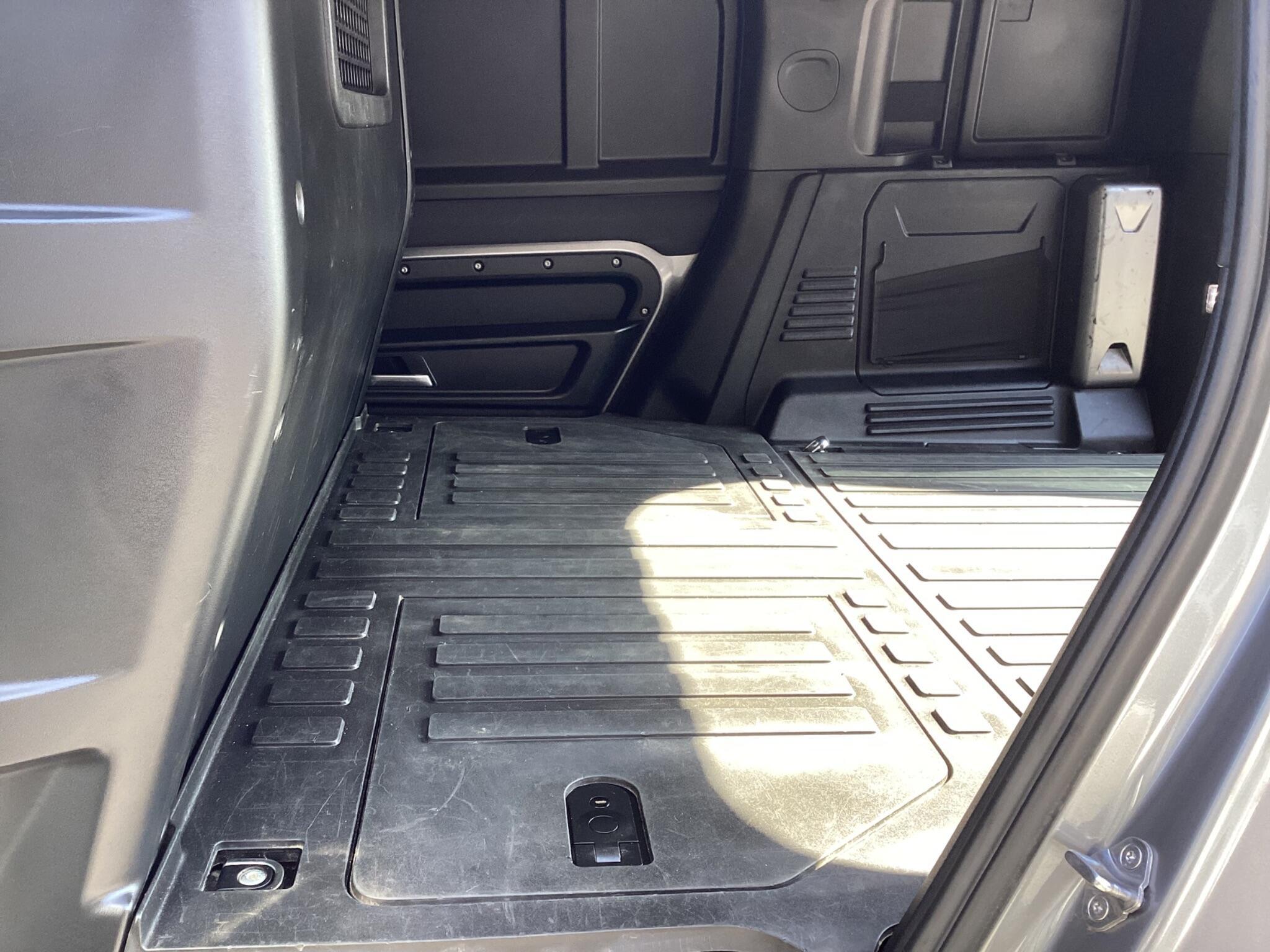 Land Rover Defender 110 - Image 15