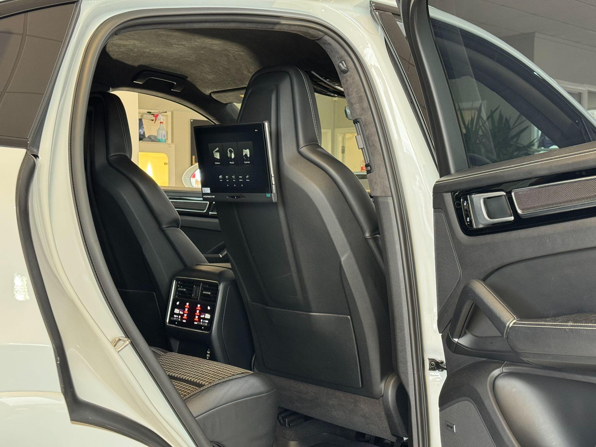 Porsche Cayenne - Image 26