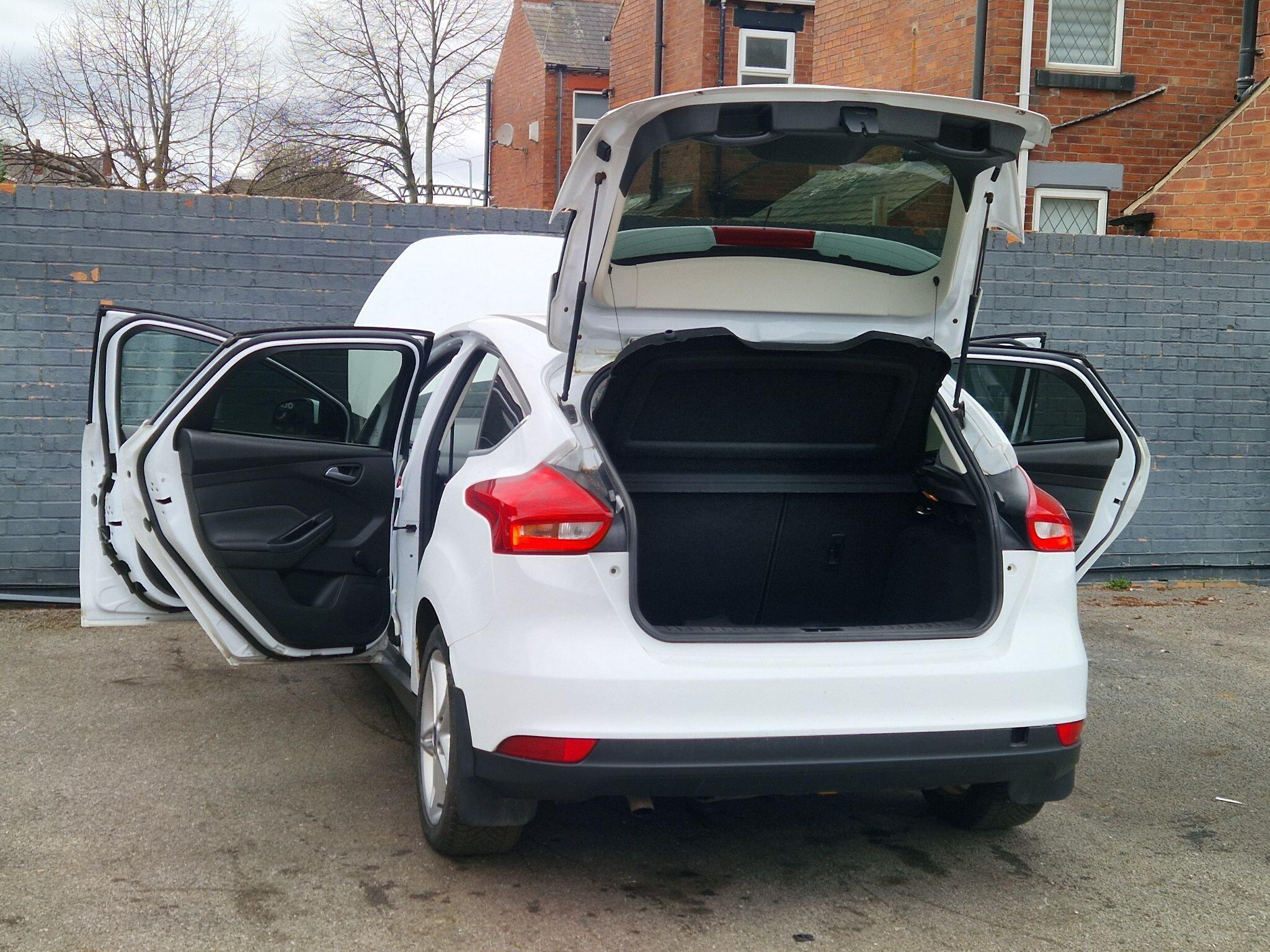 Ford Focus - Image 19