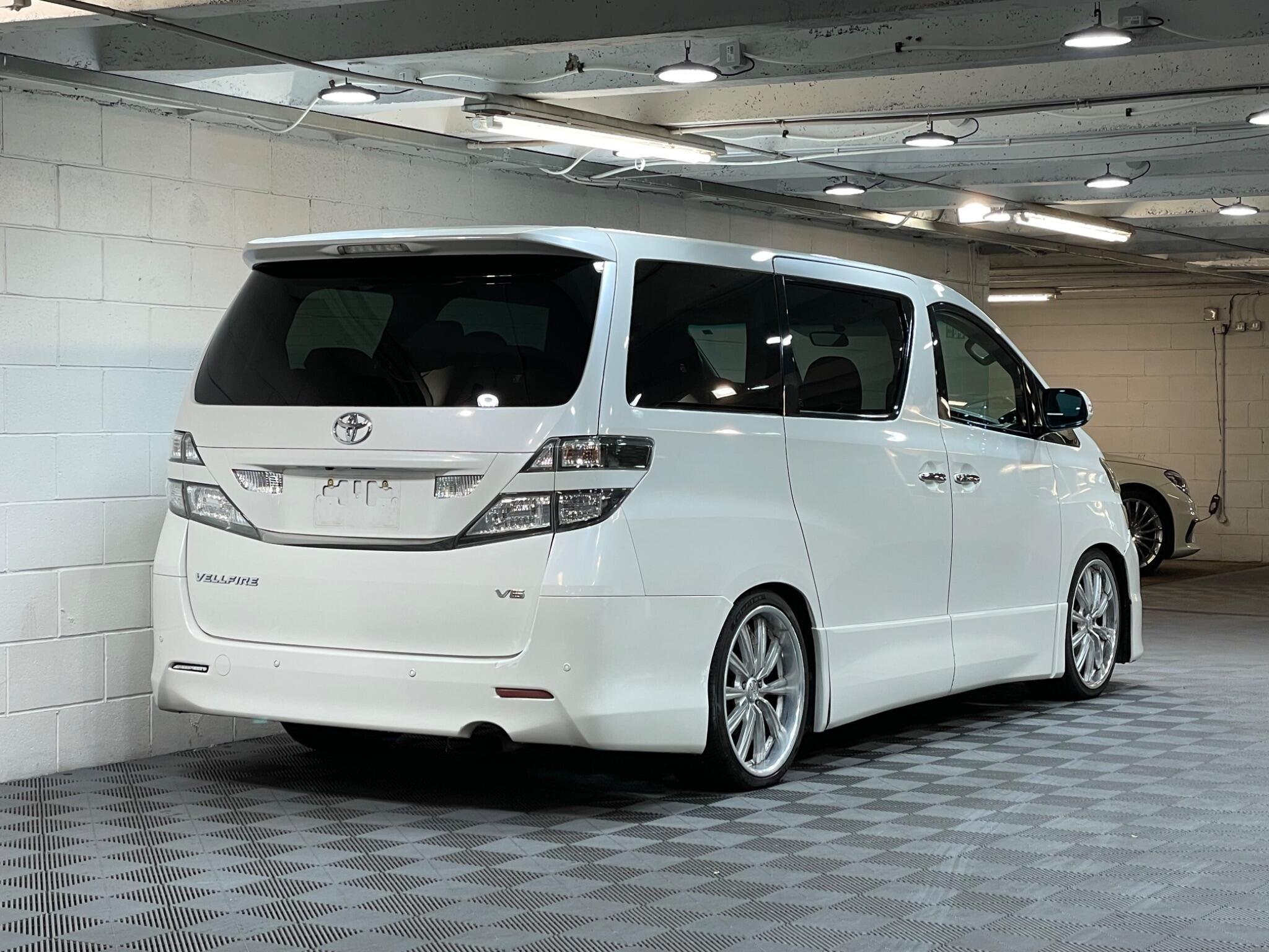 Toyota Vellfire - Image 5