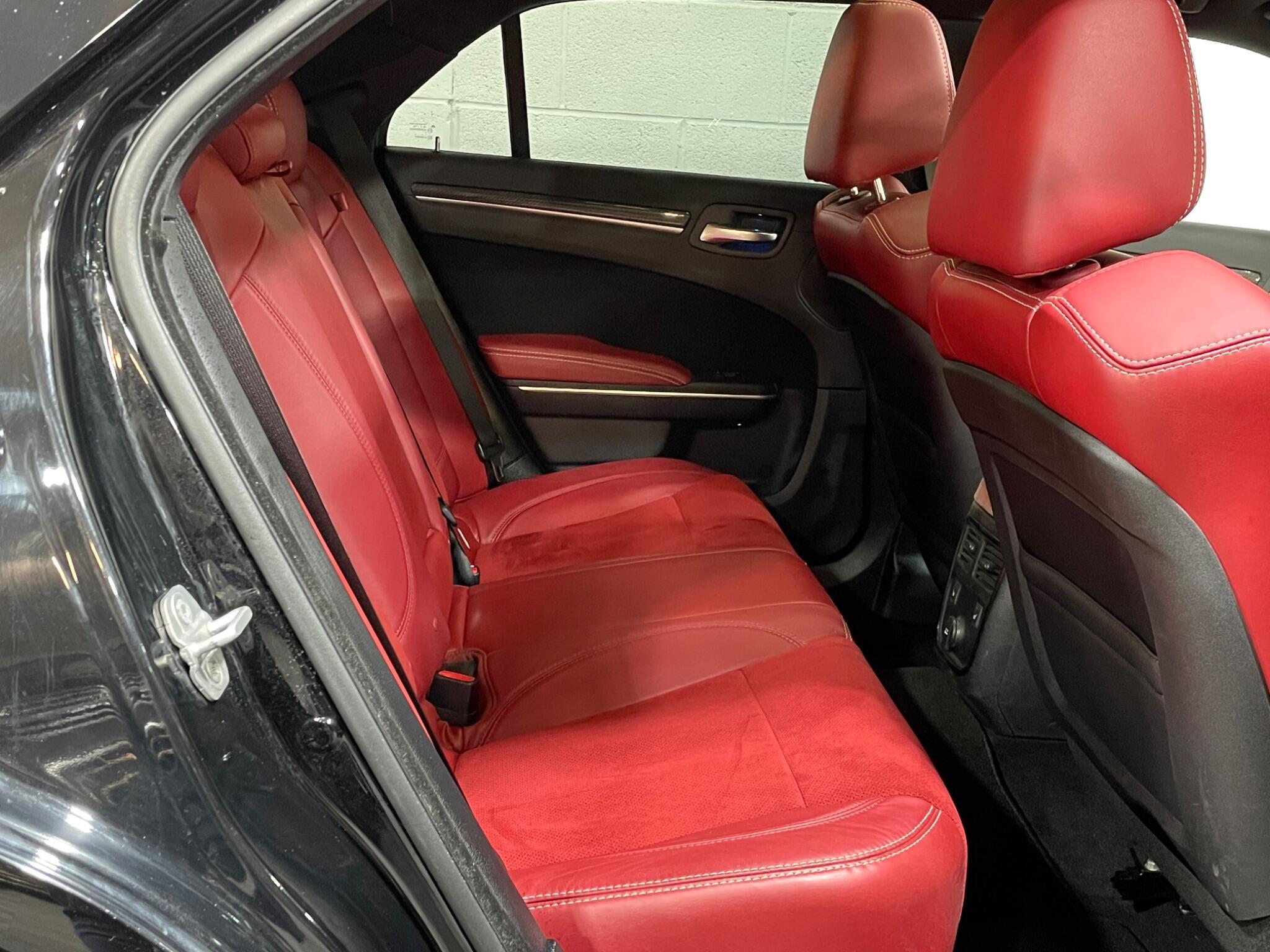 Chrysler 300C - Image 12