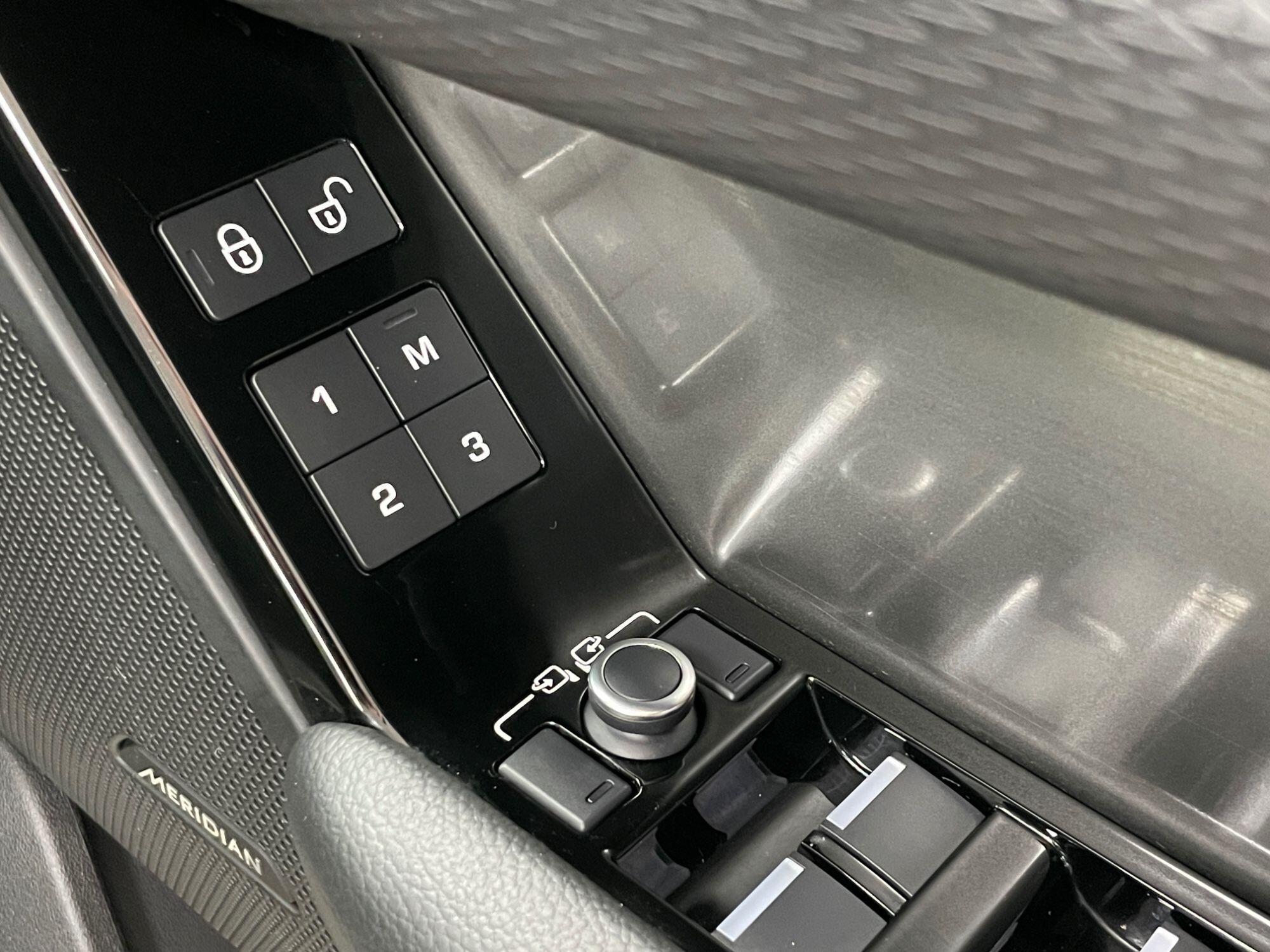 Land Rover Range Rover Velar - Image 28