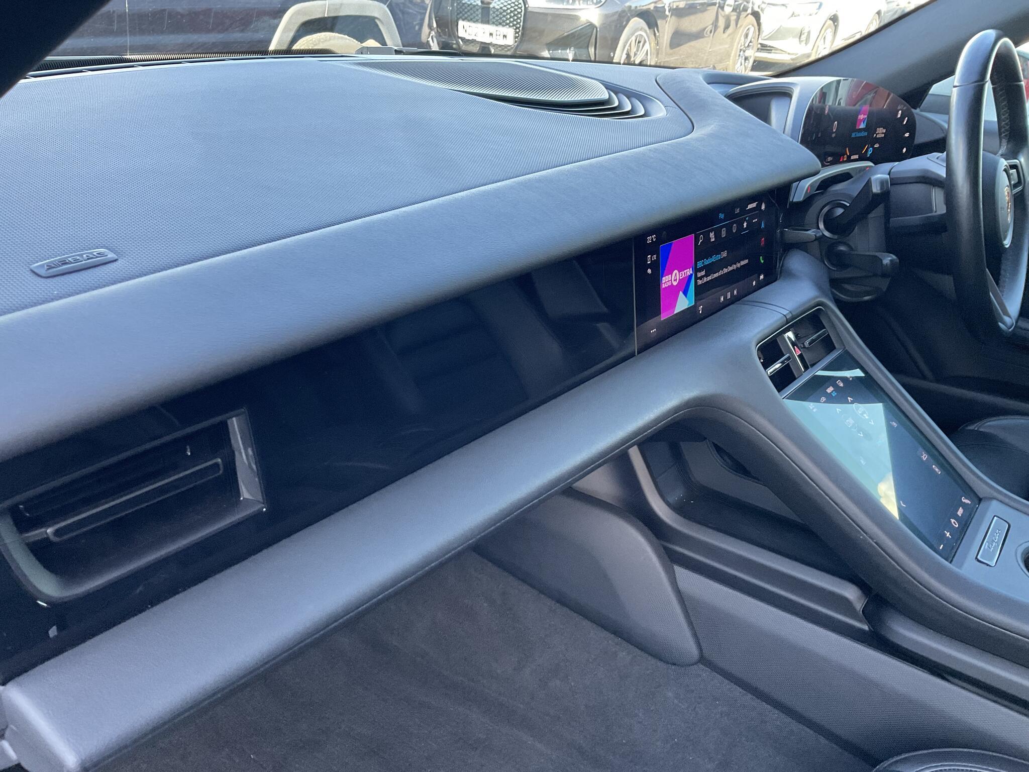 Porsche Taycan - Image 12