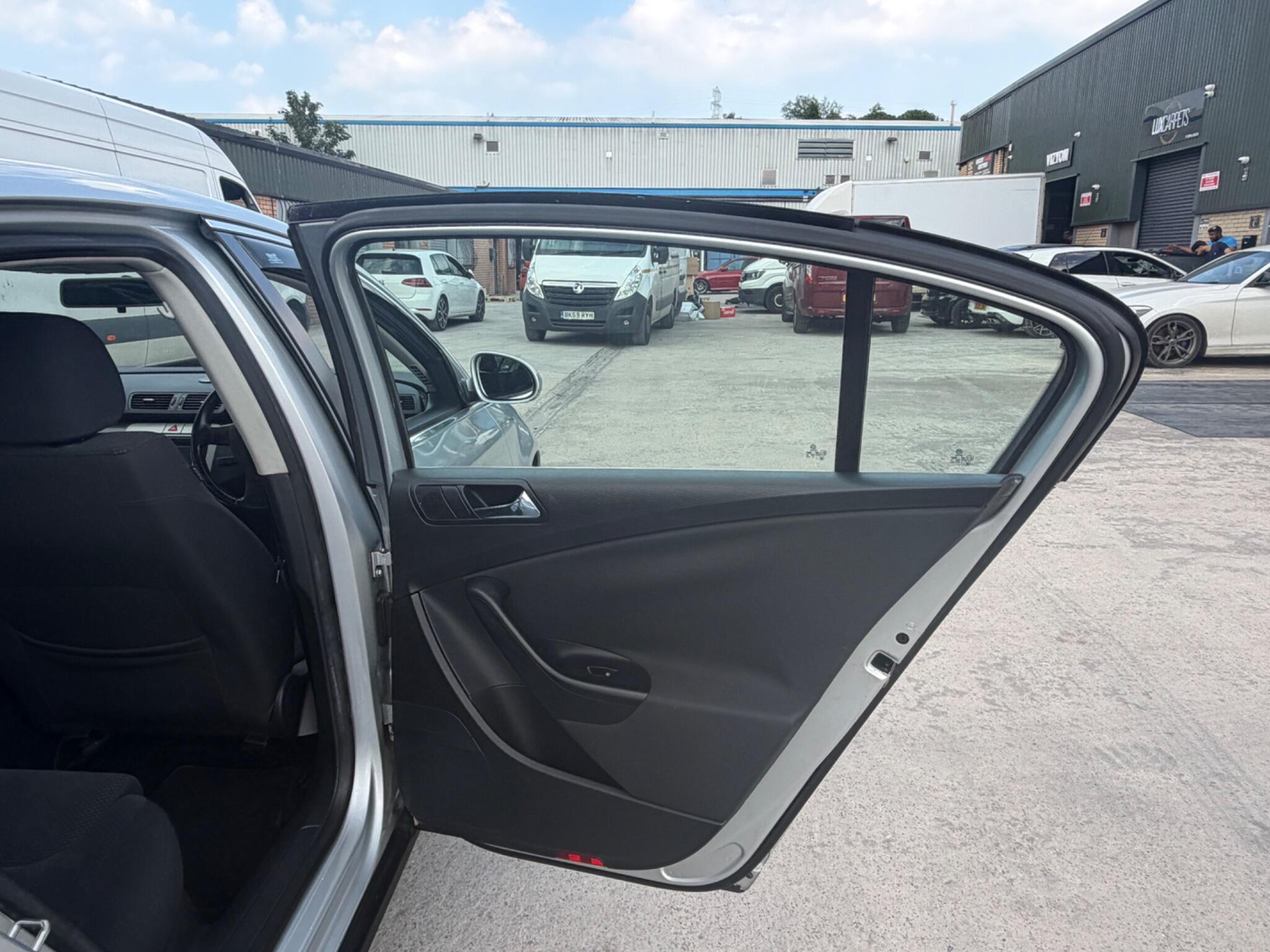 Volkswagen Passat - Image 17