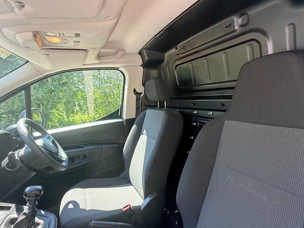 Vauxhall Combo - Image 14