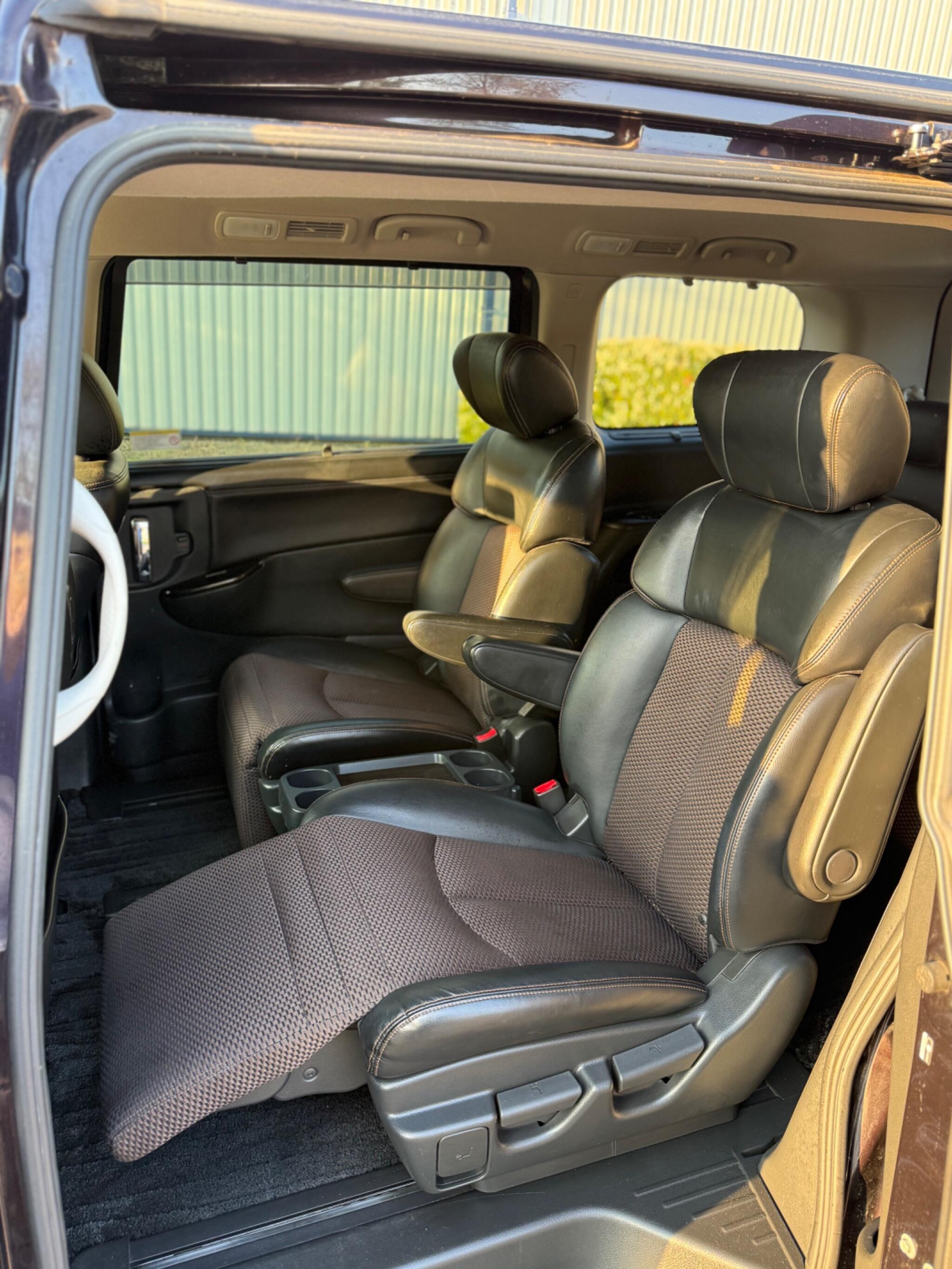 Nissan Elgrand - Image 30
