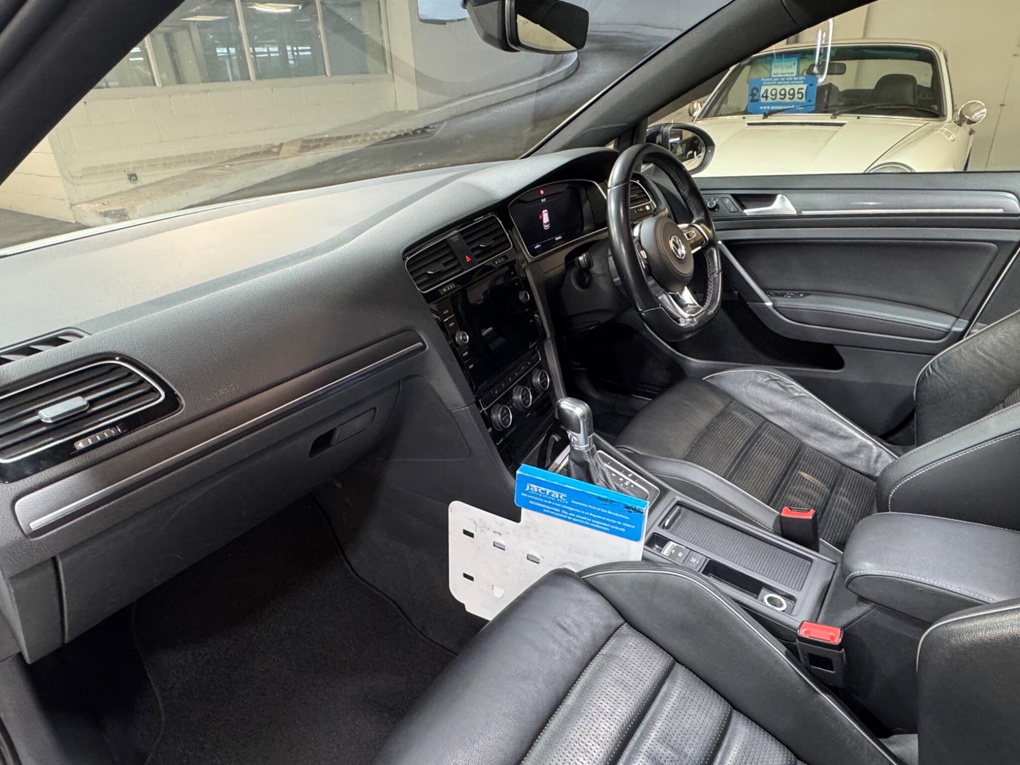 Volkswagen Golf - Image 11