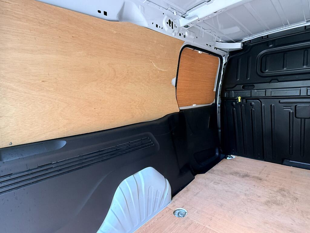 Vauxhall Combo - Image 15