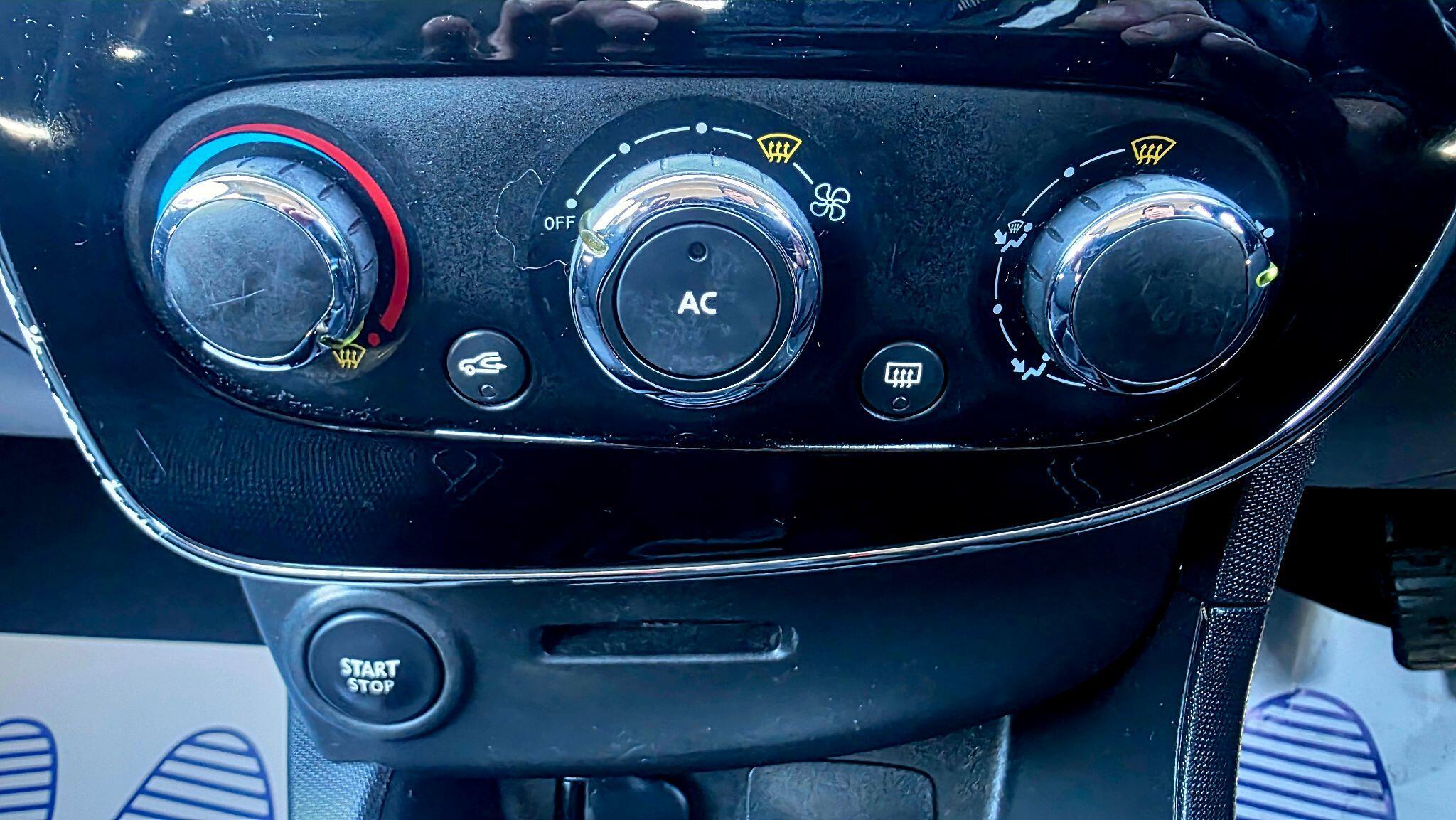 Renault Clio - Image 30