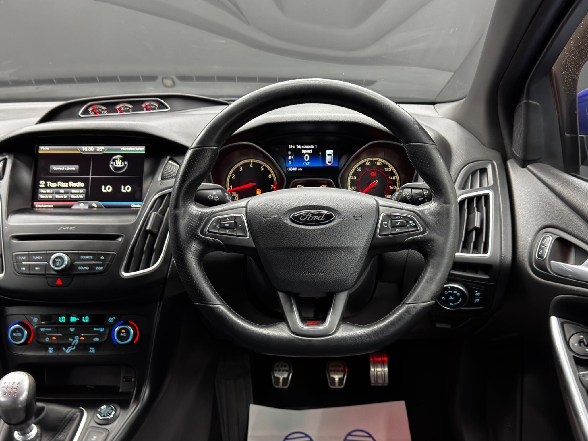 Ford Focus - Image 18