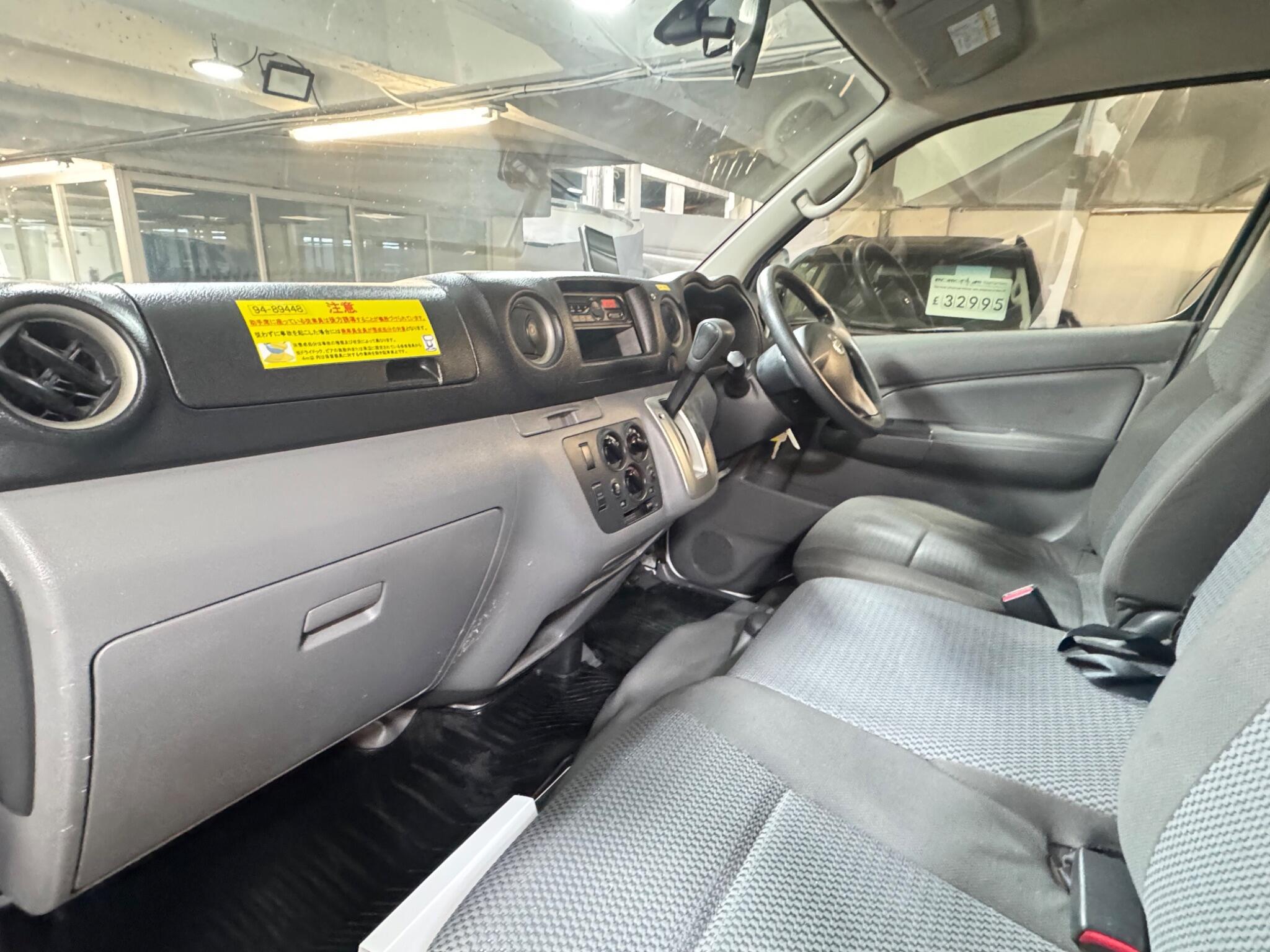 Nissan NV300 - Image 10