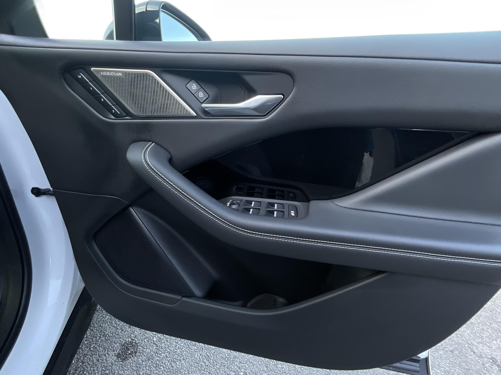 Jaguar I-Pace - Image 17