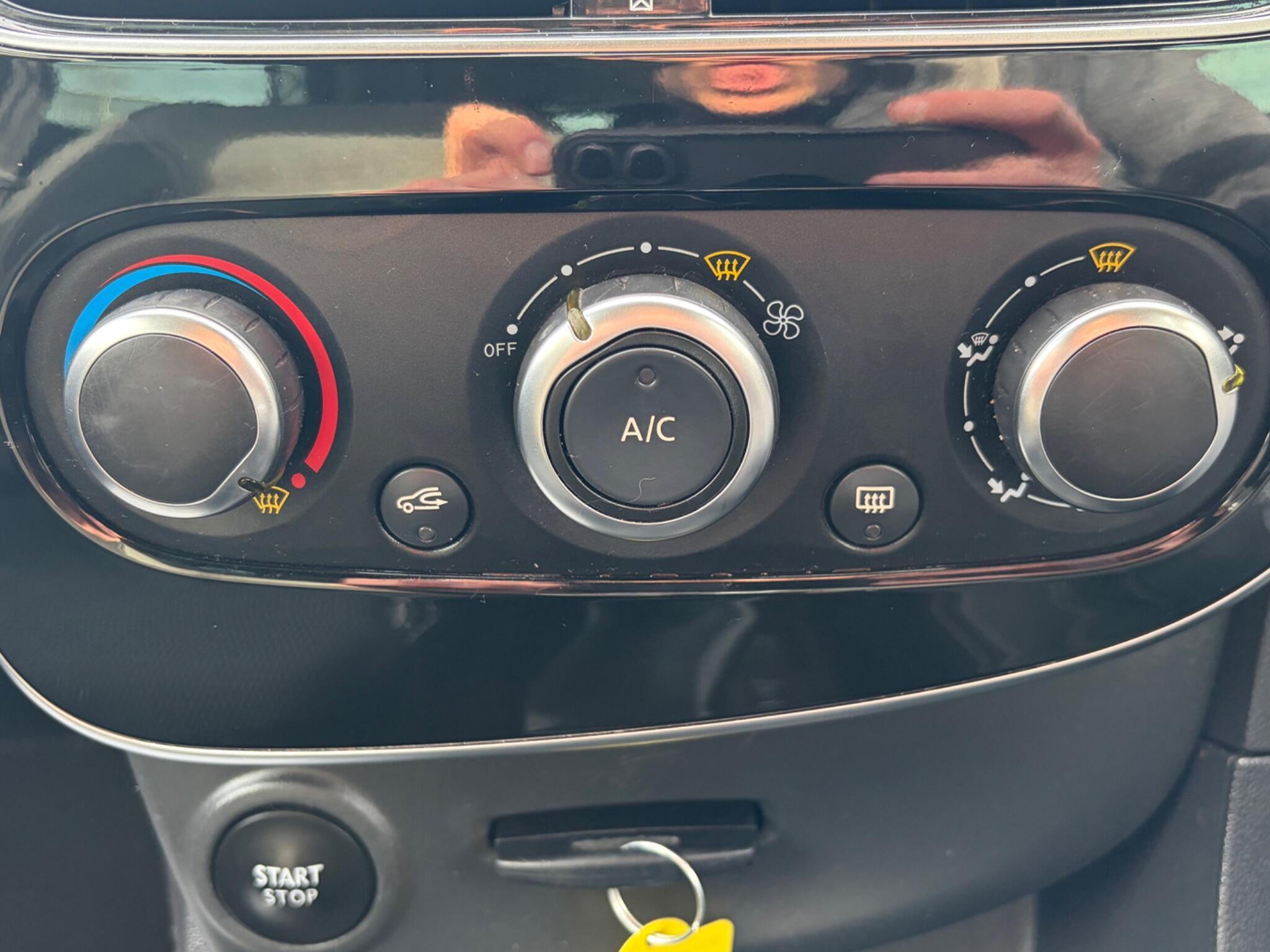 Renault Clio - Image 36