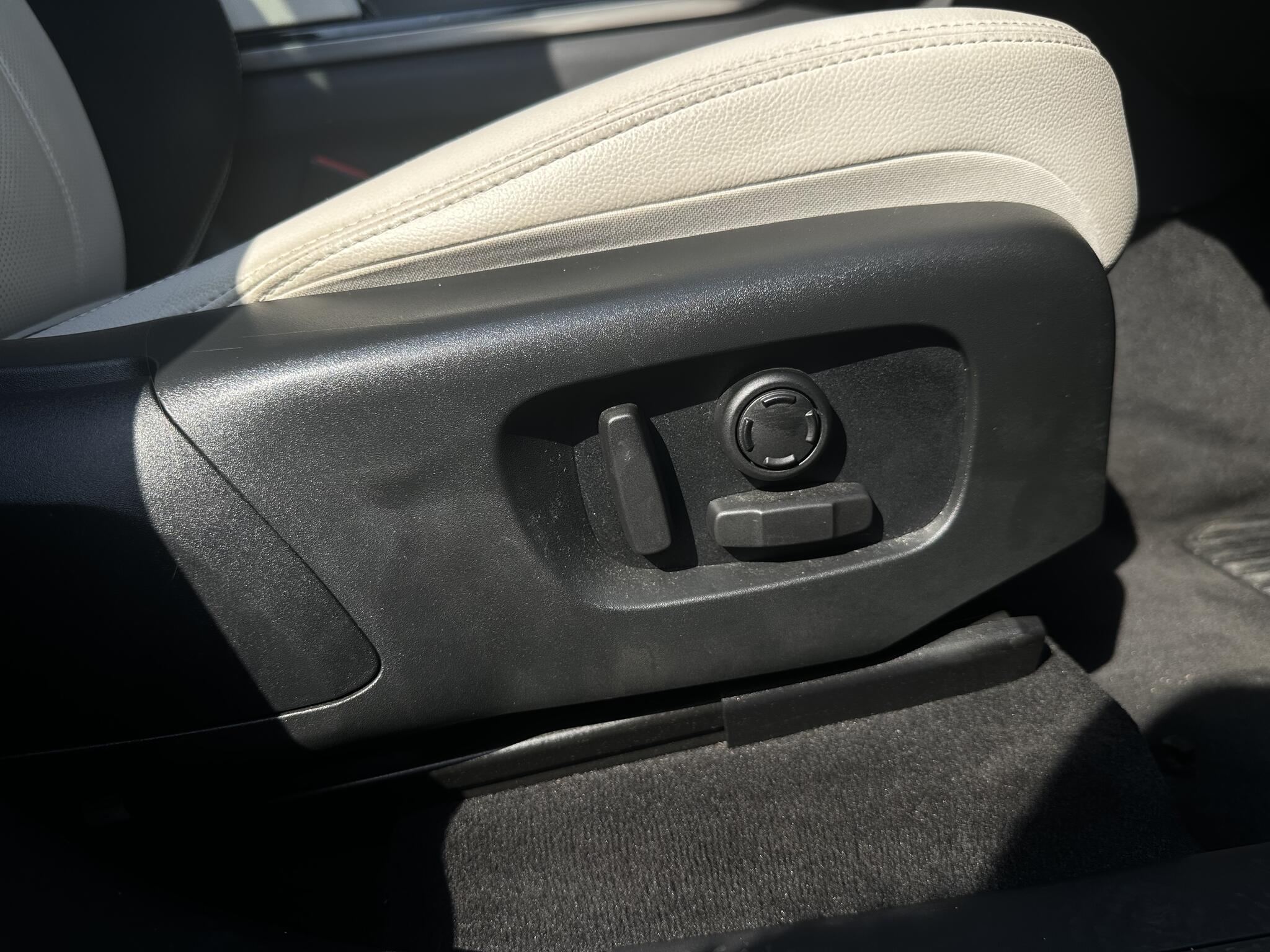 Land Rover Range Rover Velar - Image 18
