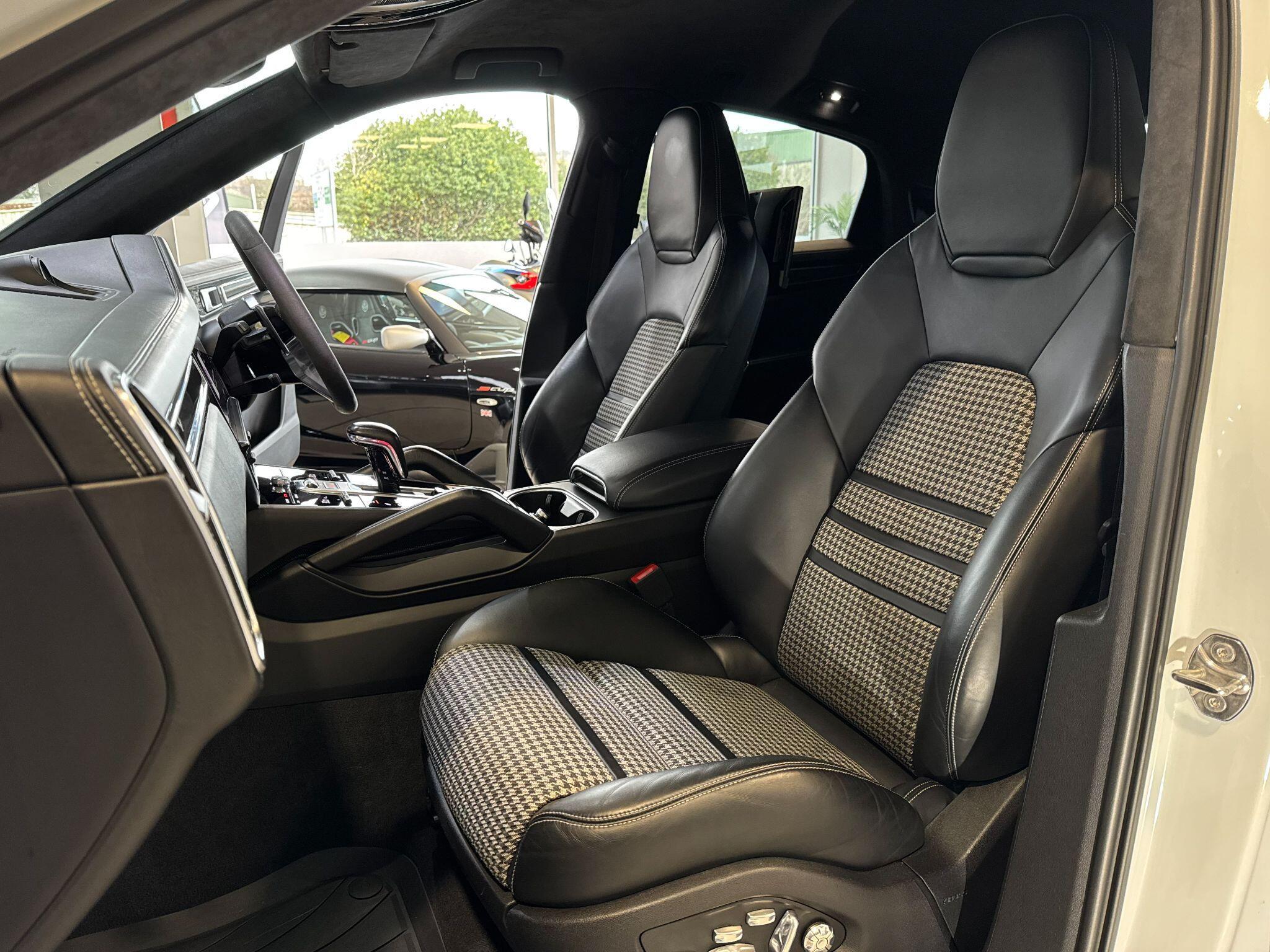 Porsche Cayenne - Image 35