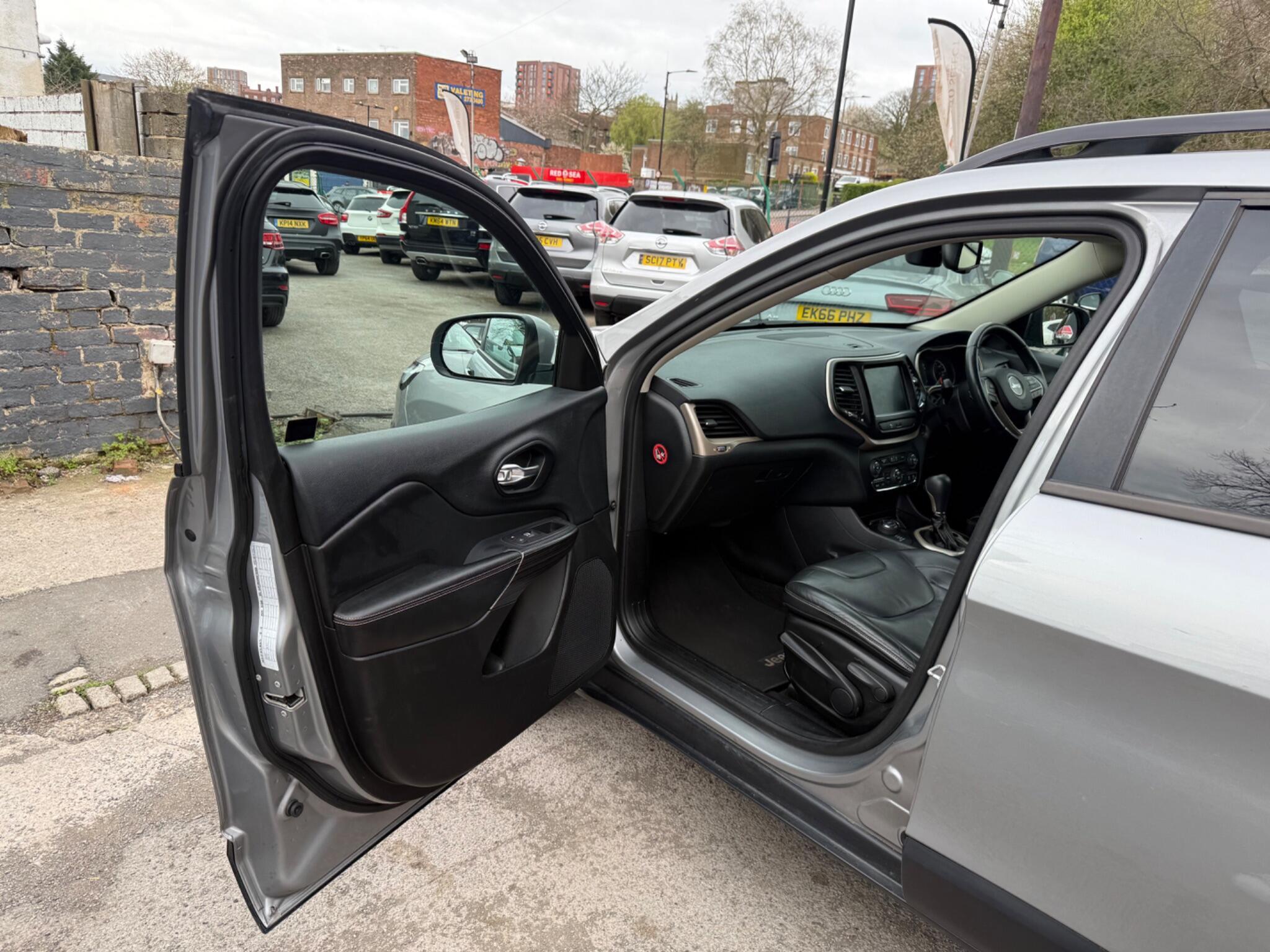 Jeep Cherokee - Image 31