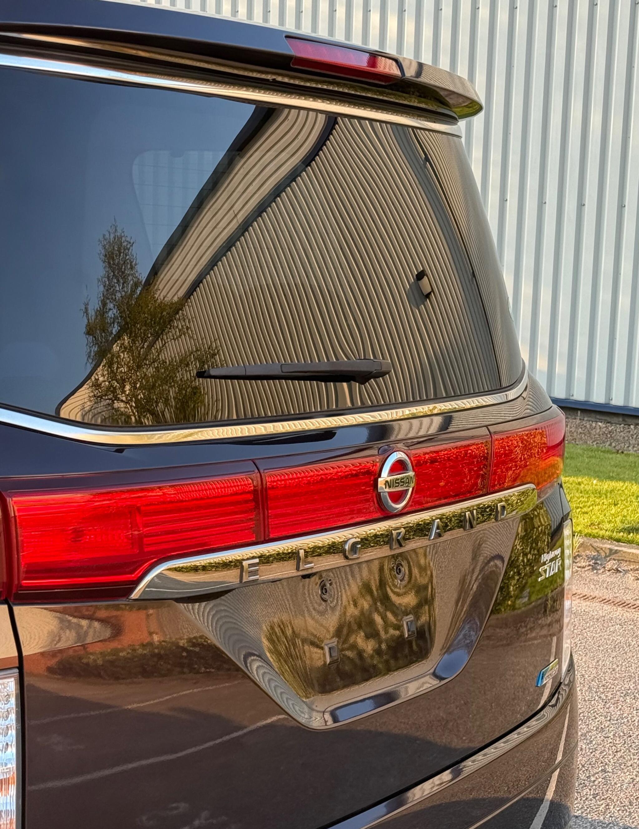 Nissan Elgrand - Image 16