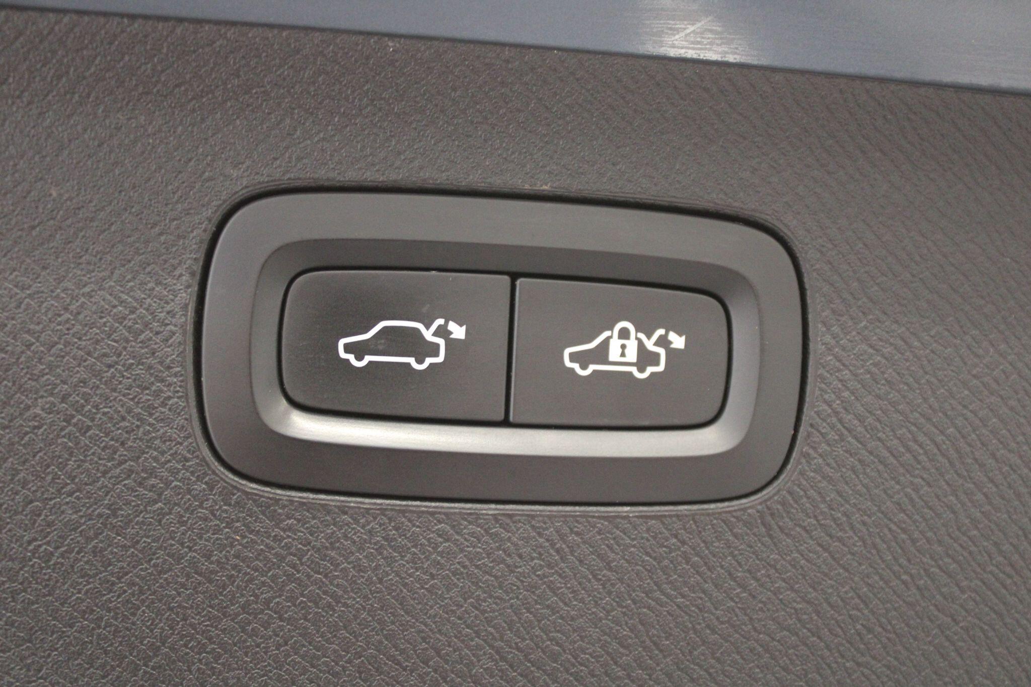 Volvo XC90 - Image 17
