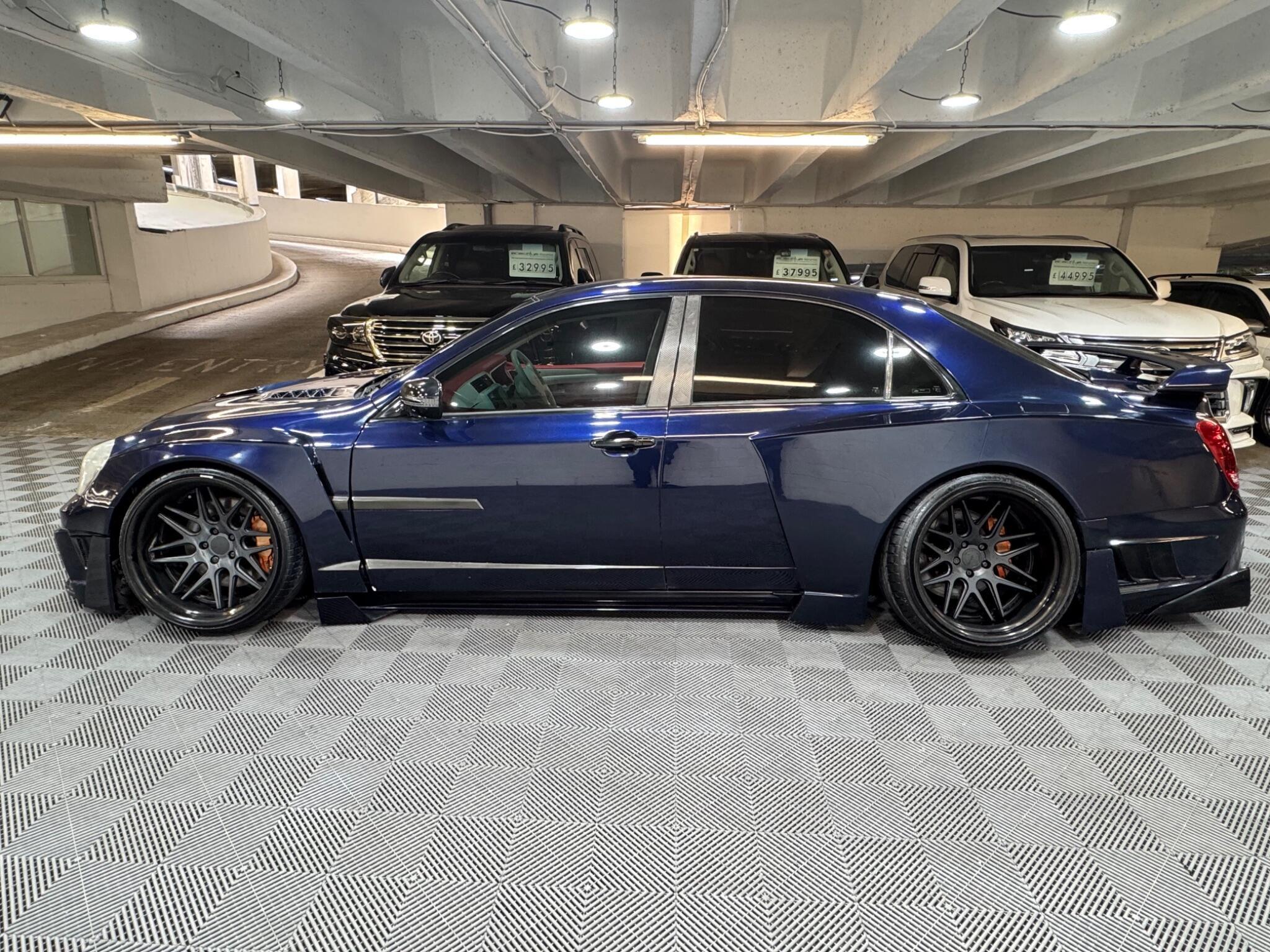 Toyota CROWN - Image 2