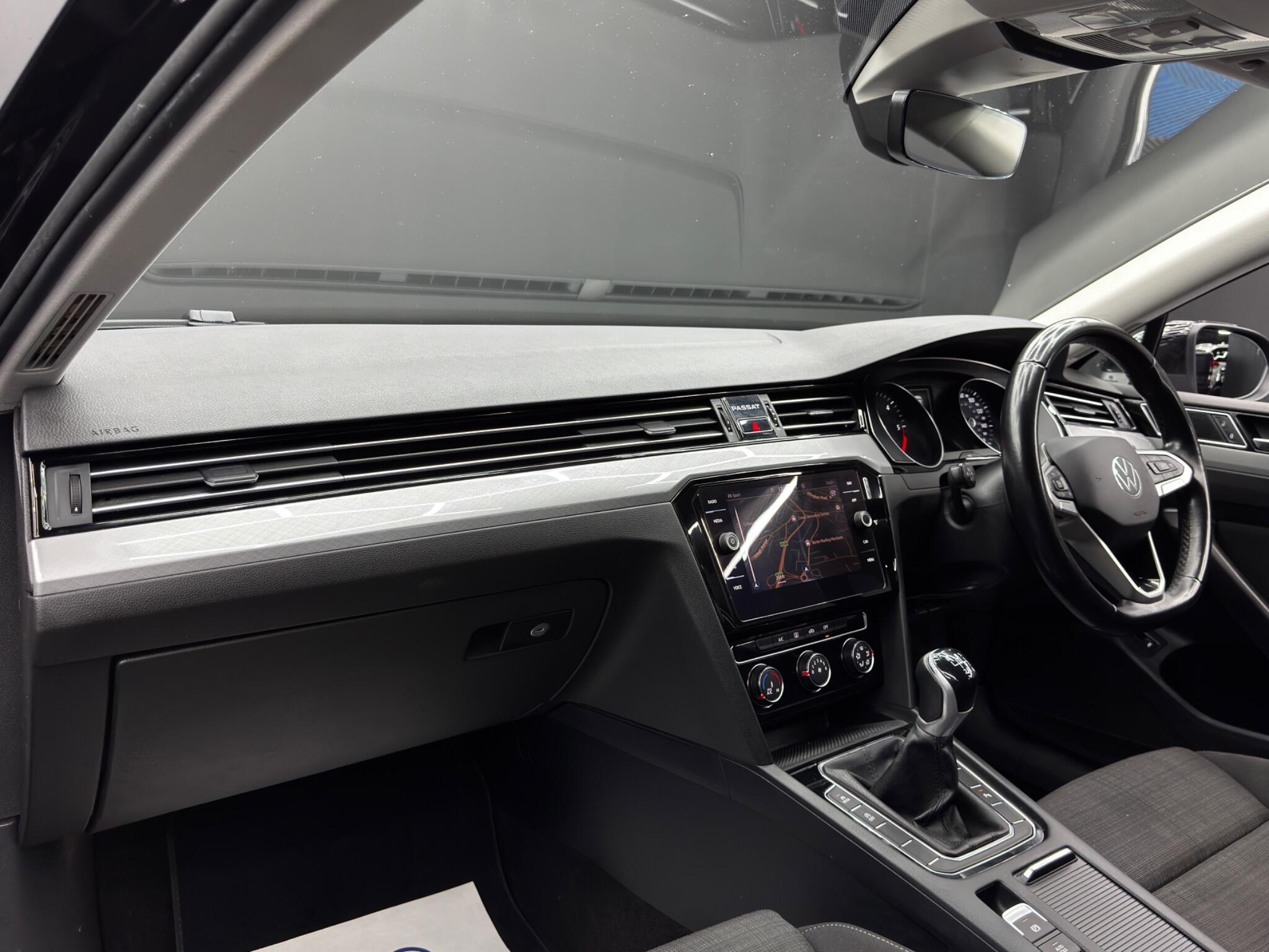 Volkswagen Passat - Image 11