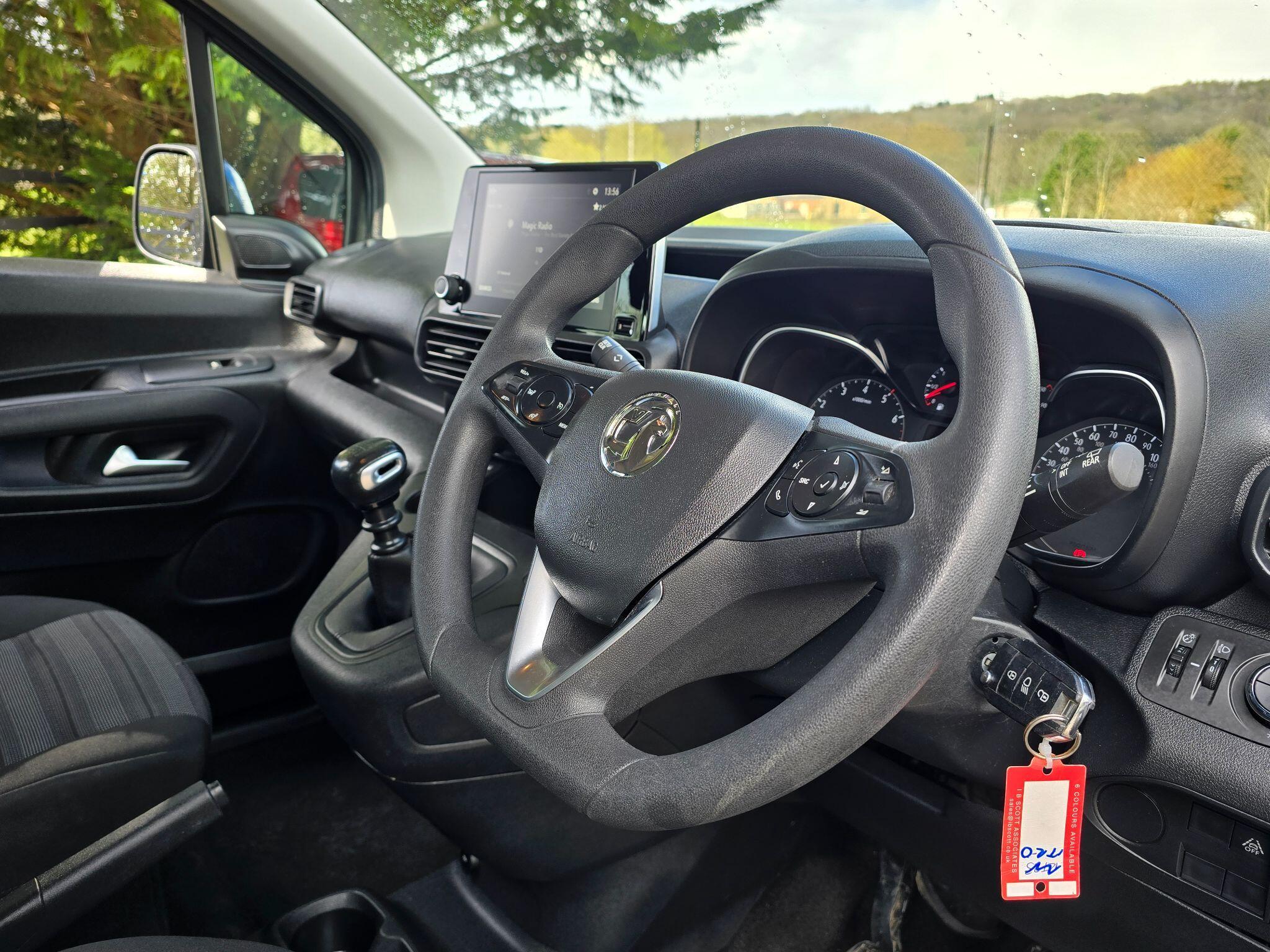 Vauxhall Combo Life - Image 11