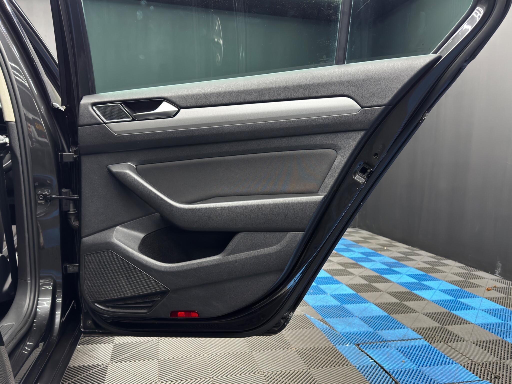 Volkswagen Passat - Image 44