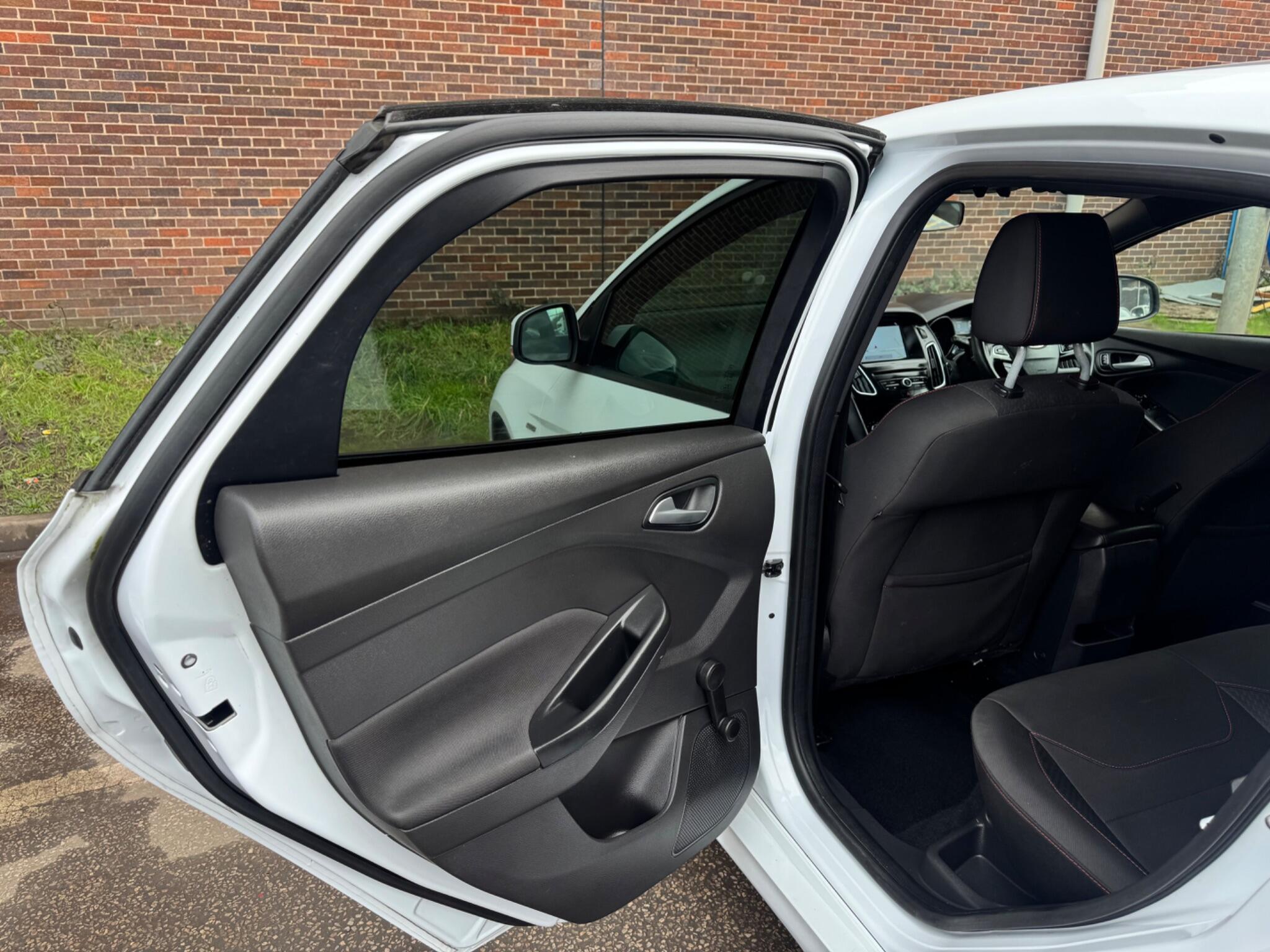 Ford Focus - Image 35