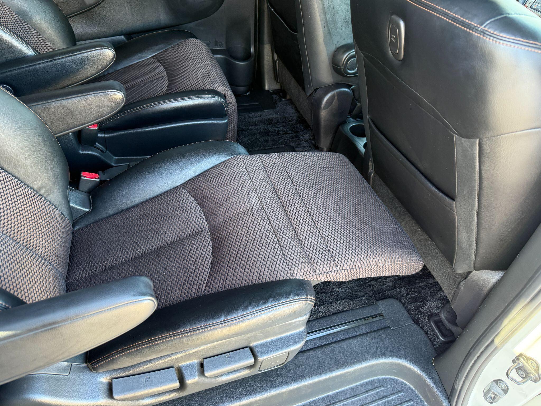 Nissan Elgrand - Image 32