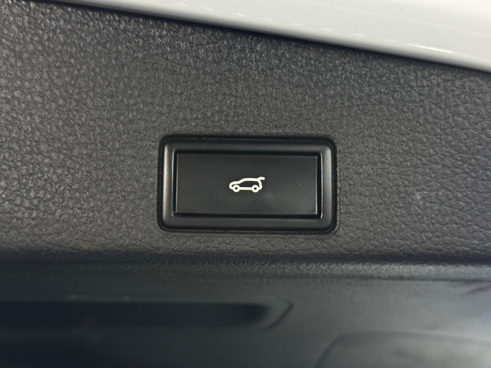 Volkswagen Touareg - Image 35