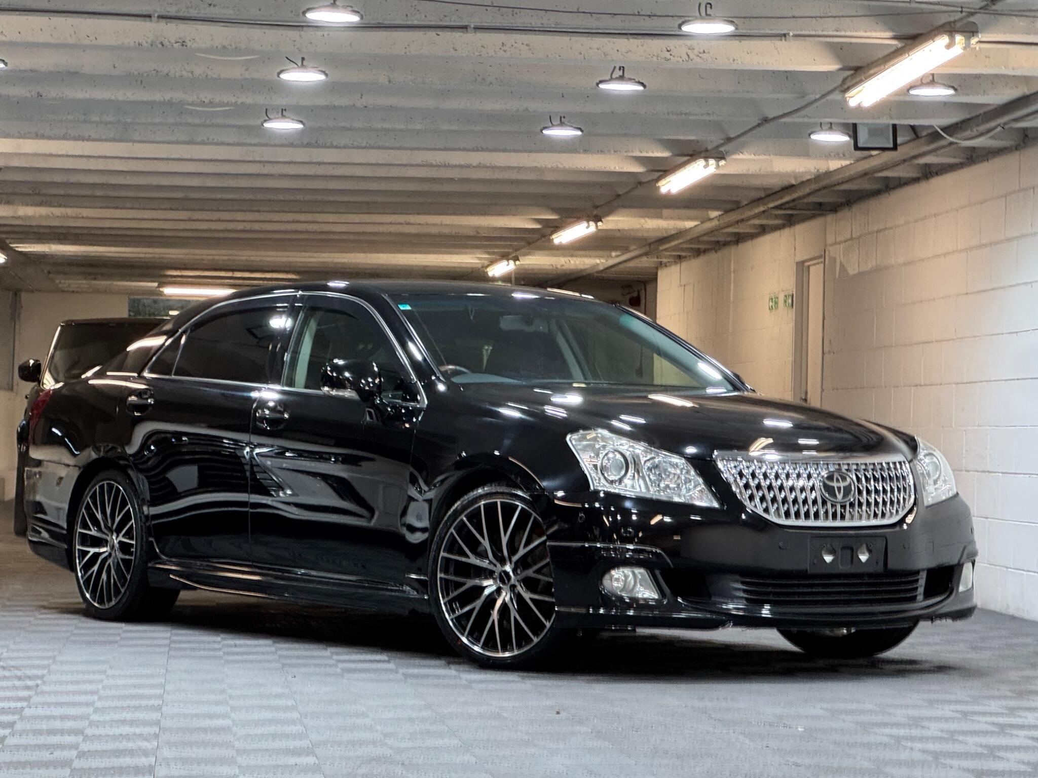 Toyota CROWN - Image 7