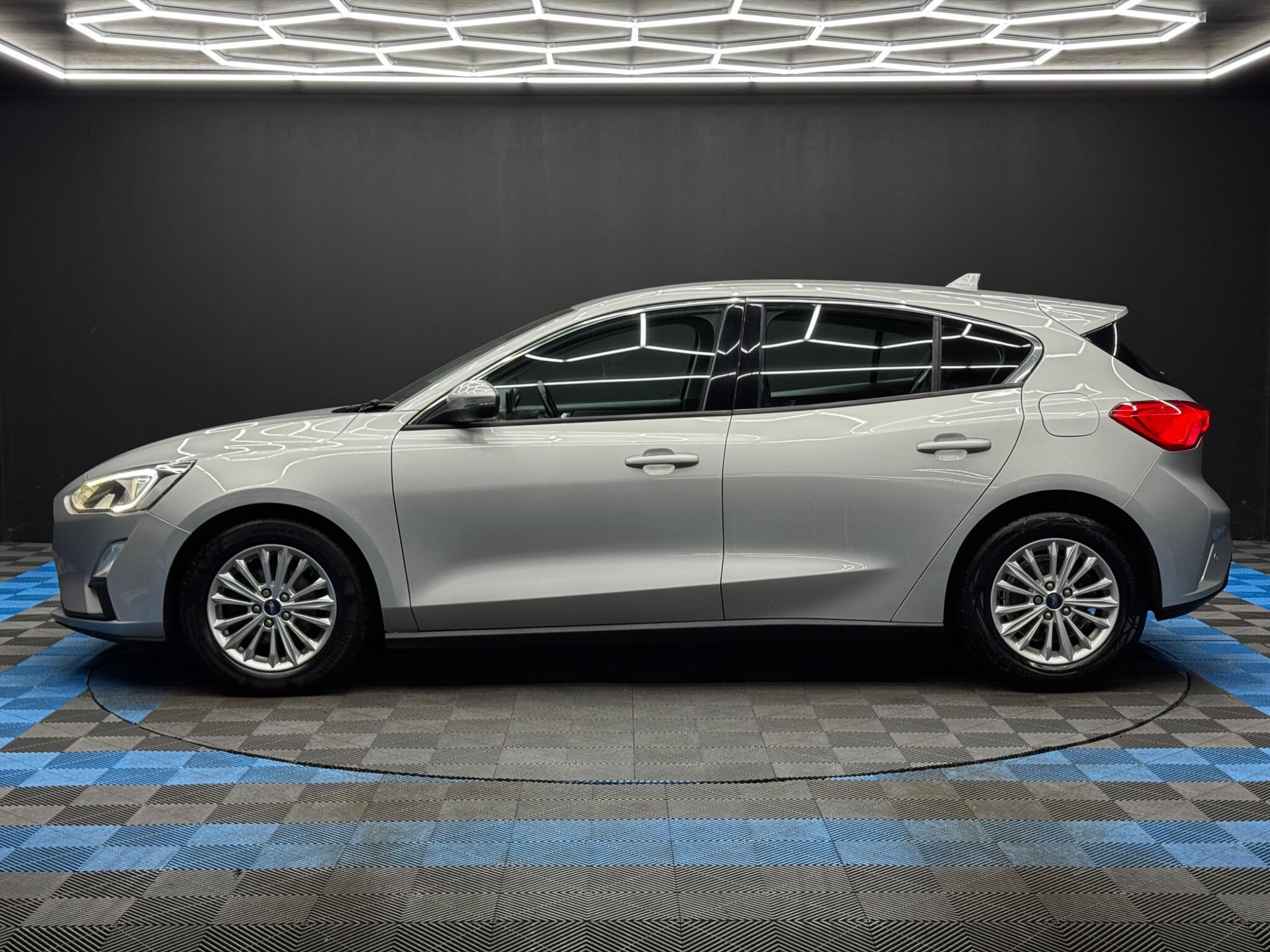 Ford Focus - Image 10