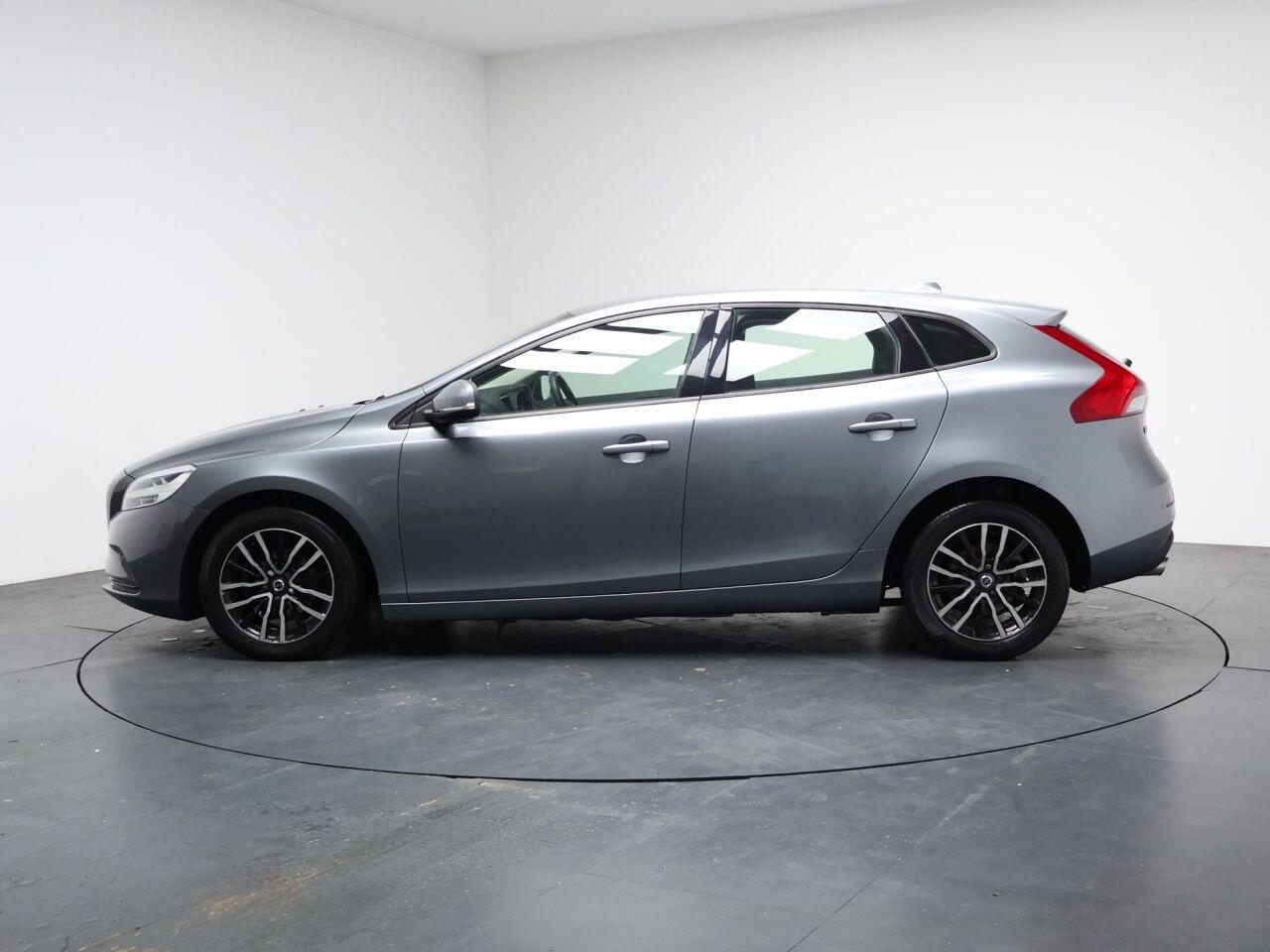 Volvo V40 - Image 8