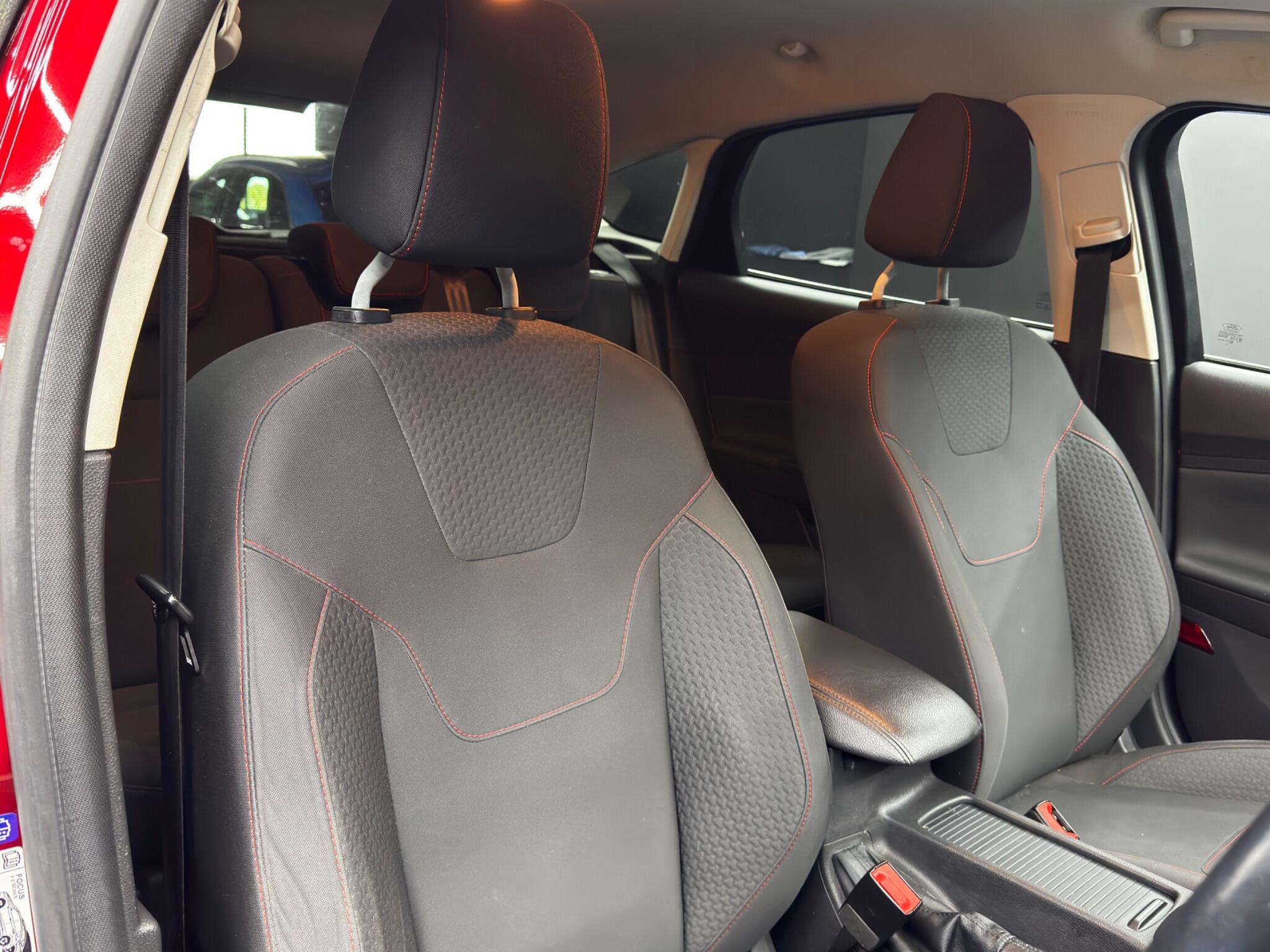 Ford Focus - Image 12