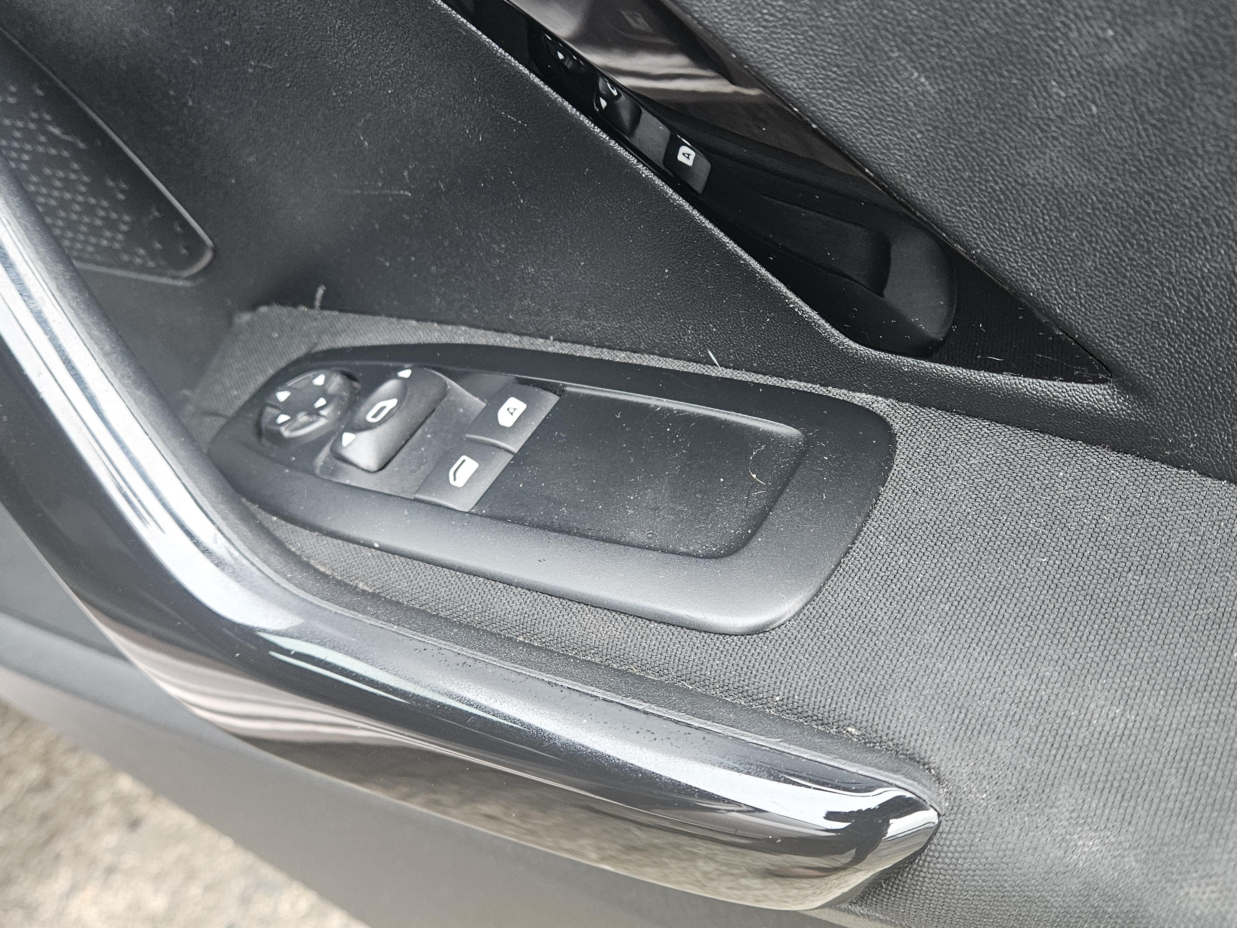 Peugeot 208 - Image 23