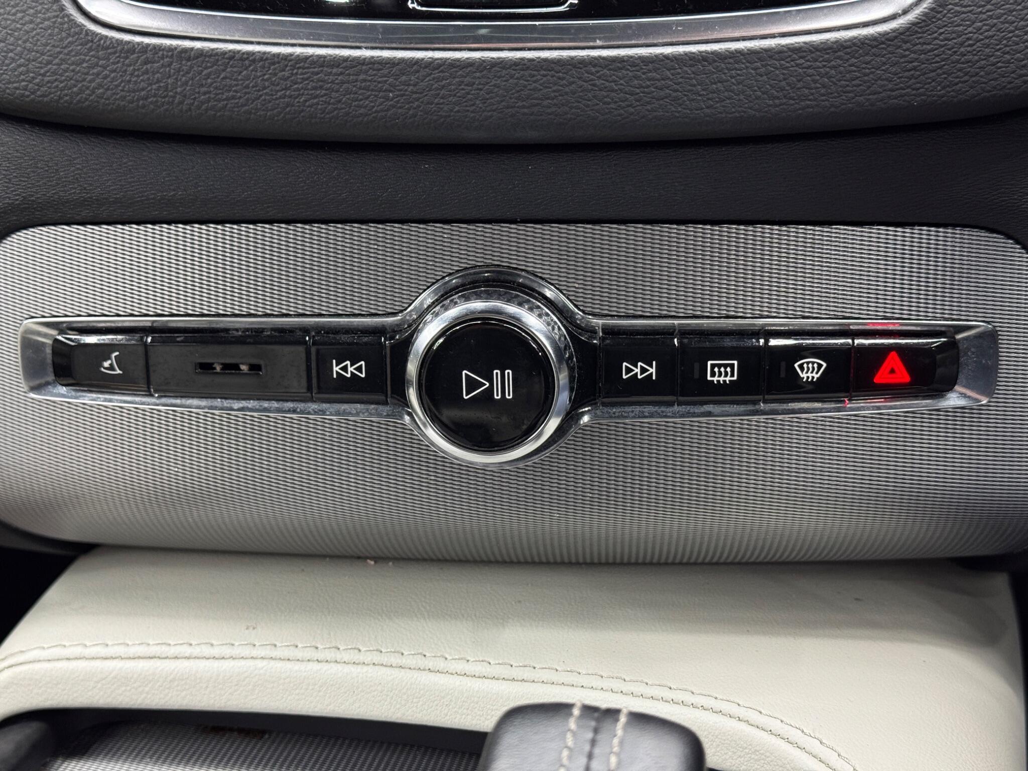 Volvo XC90 - Image 28