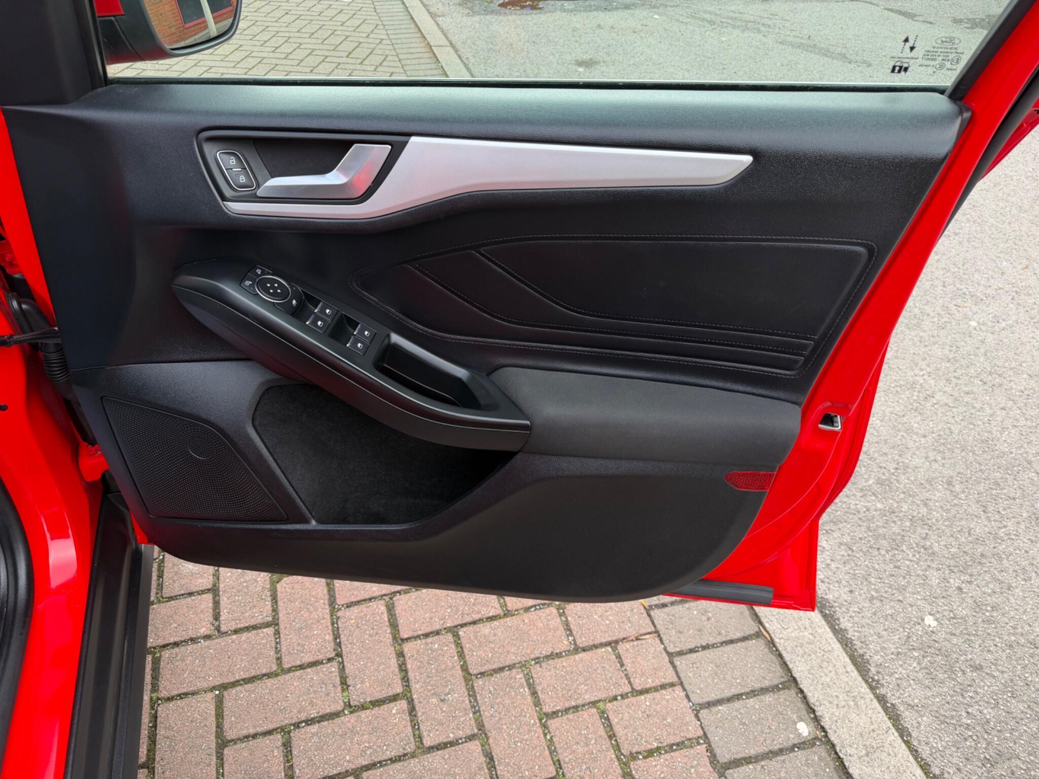 Ford Focus - Image 40